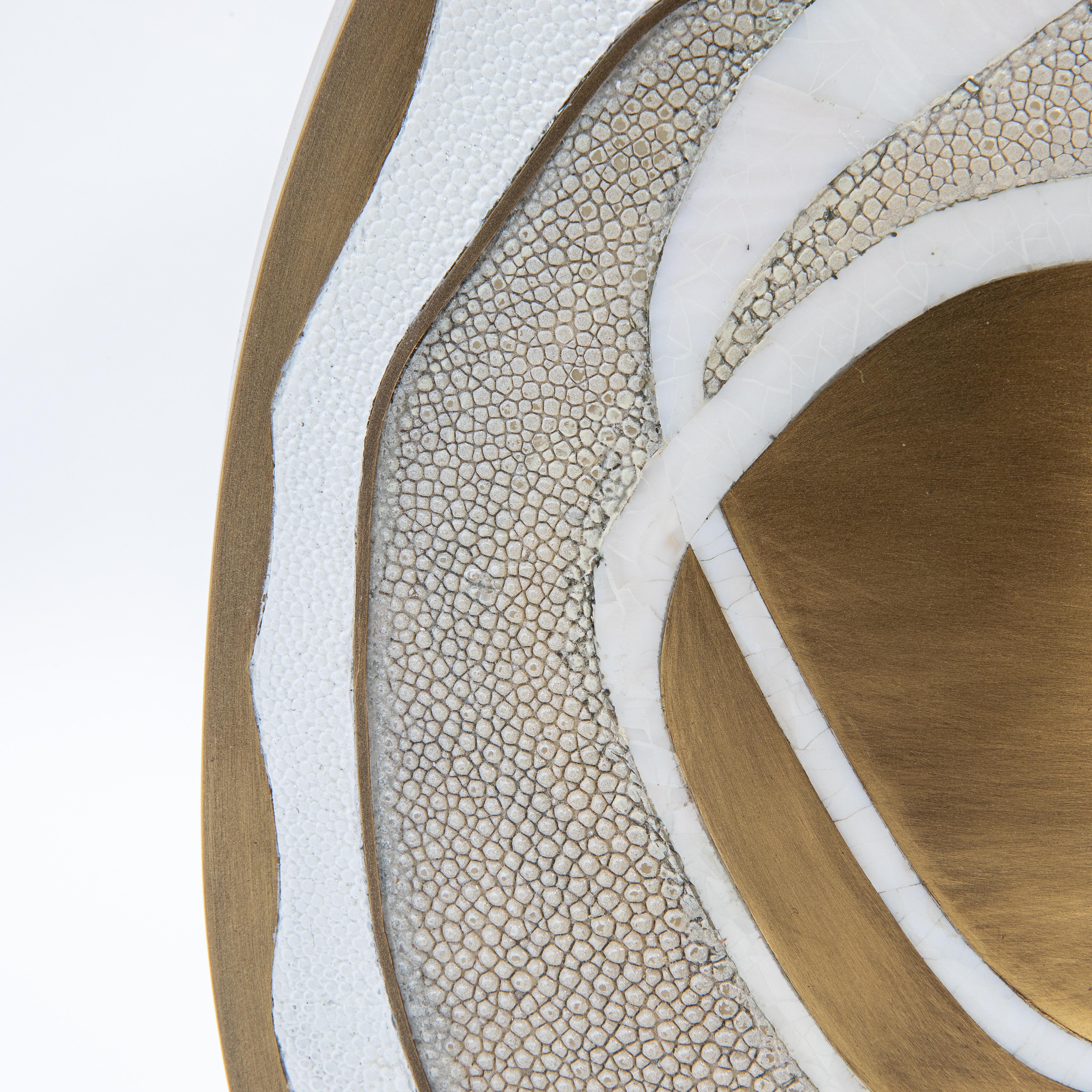 Moderne Vase aus Chagrinleder mit Perlmutt- und Messingdetails von R&Y Augousti im Zustand „Neu“ im Angebot in West Hollywood, CA