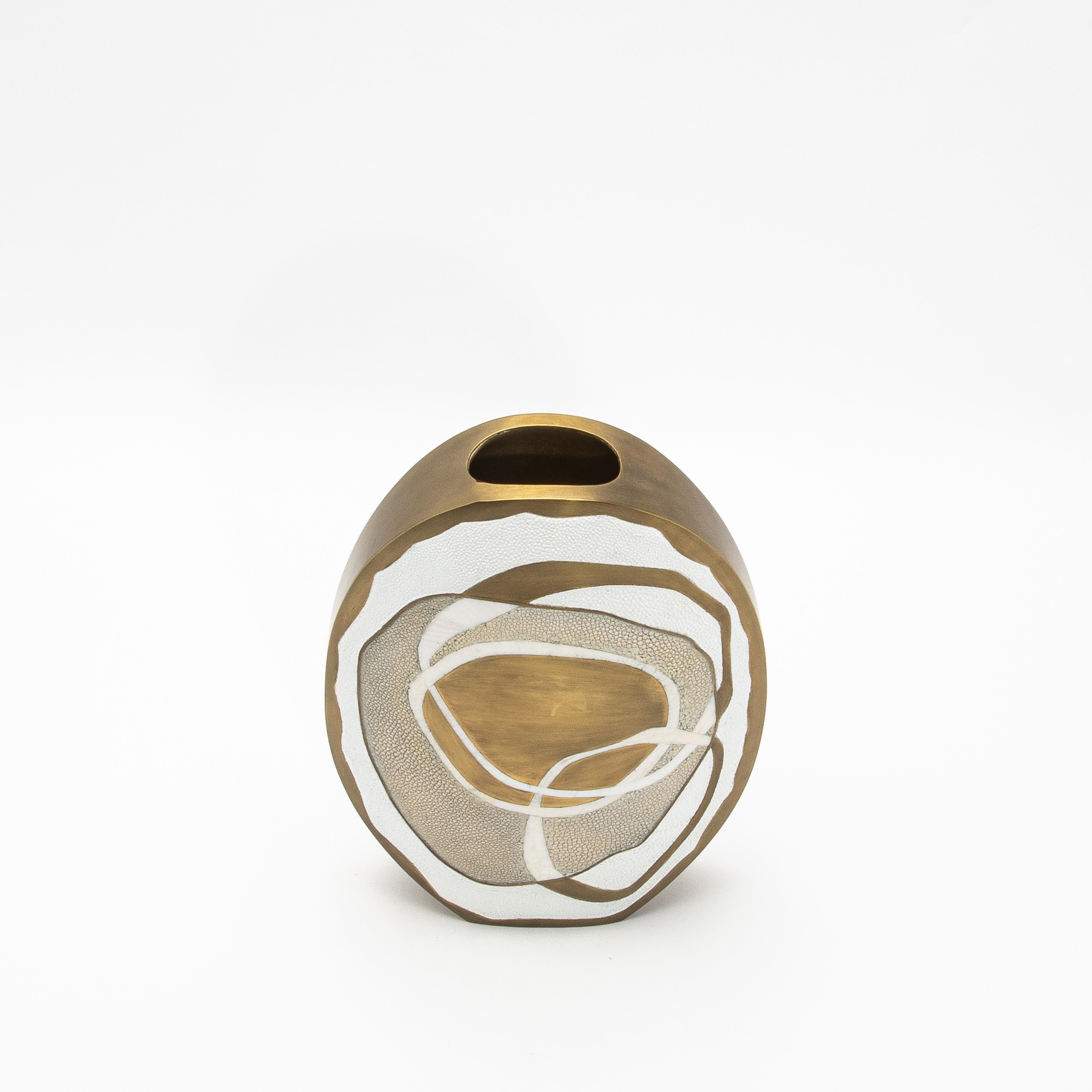 Moderne Vase aus Chagrinleder mit Perlmutt- und Messingdetails von R&Y Augousti (21. Jahrhundert und zeitgenössisch) im Angebot