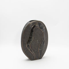 Moderne Vase aus Chagrinleder mit Quarz- und Messingdetails von R&Y Augousti