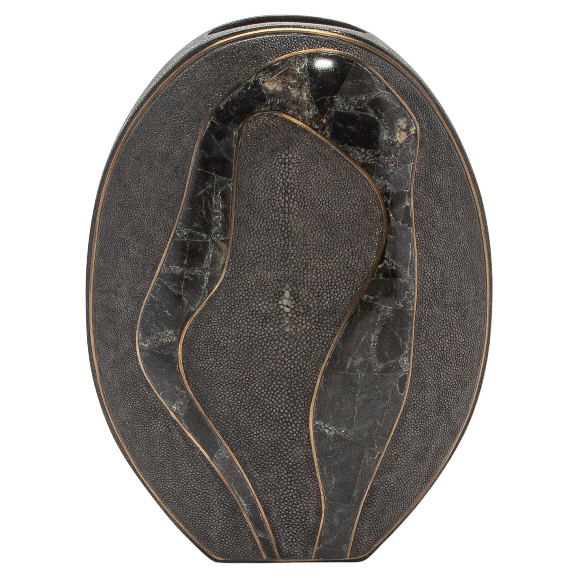 Vase moderne en galuchat avec détails en quartz et laiton de R&Y Augousti