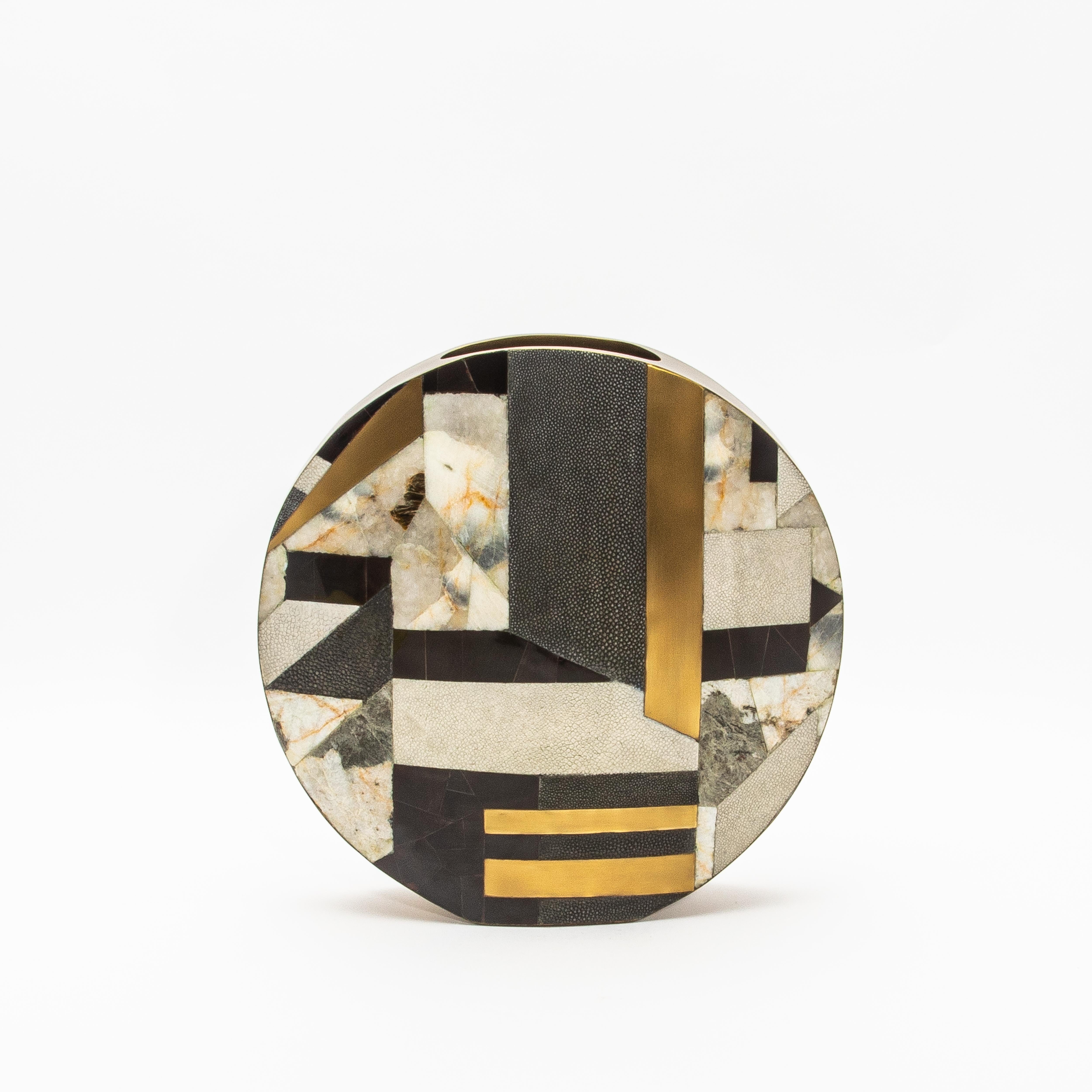 Ce vase moderne de R&Y Augousti est une luxueuse fusion de matériaux et de savoir-faire. La forme ronde complexe est ornée d'un motif géométrique composé de galuchat, de laiton, de quartz et de coquille de stylo, offrant un étonnant jeu de textures