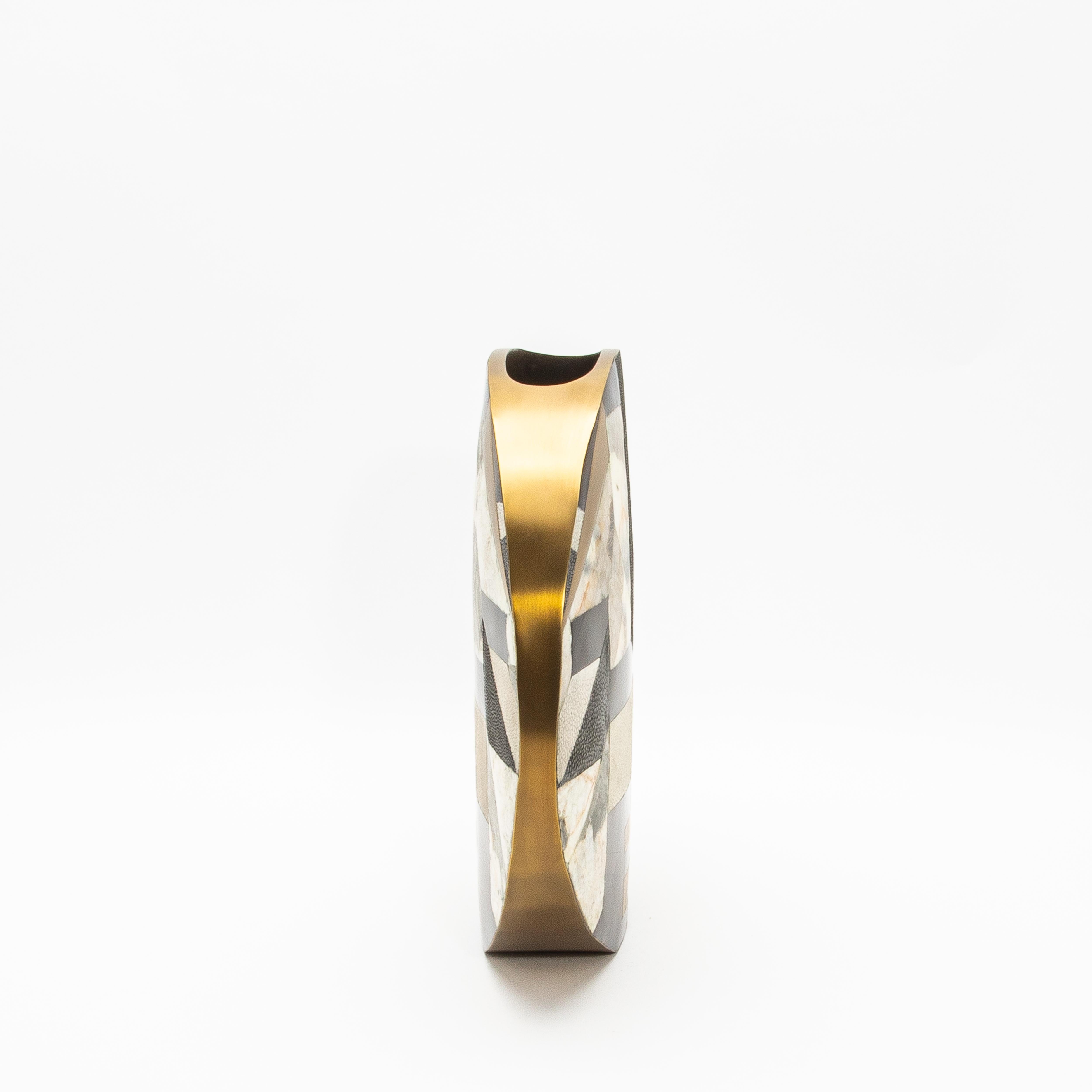 Art déco Vase moderne en galuchat avec détails en quartz, coquillage et laiton de R&Y Augousti en vente