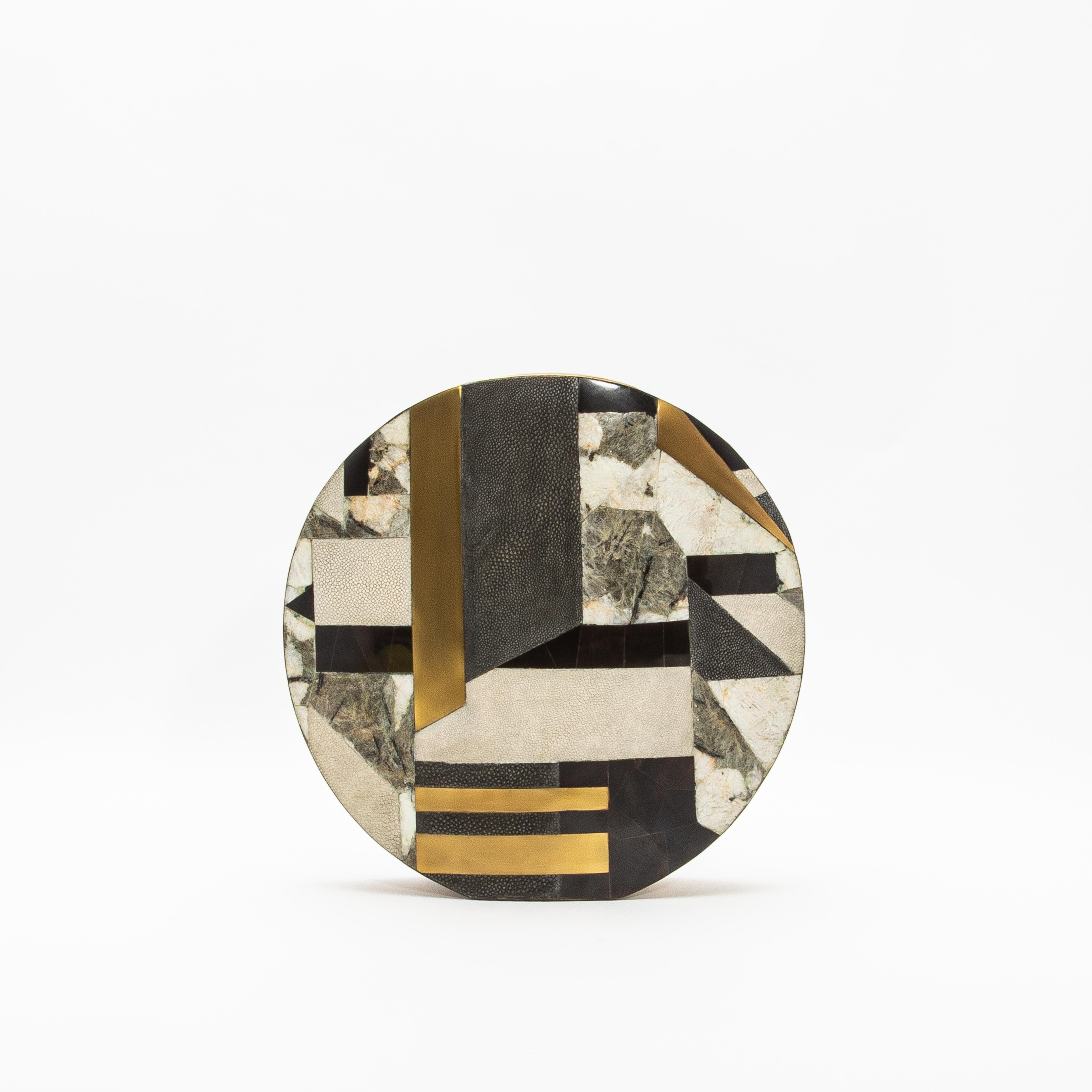 Fait main Vase moderne en galuchat avec détails en quartz, coquillage et laiton de R&Y Augousti en vente