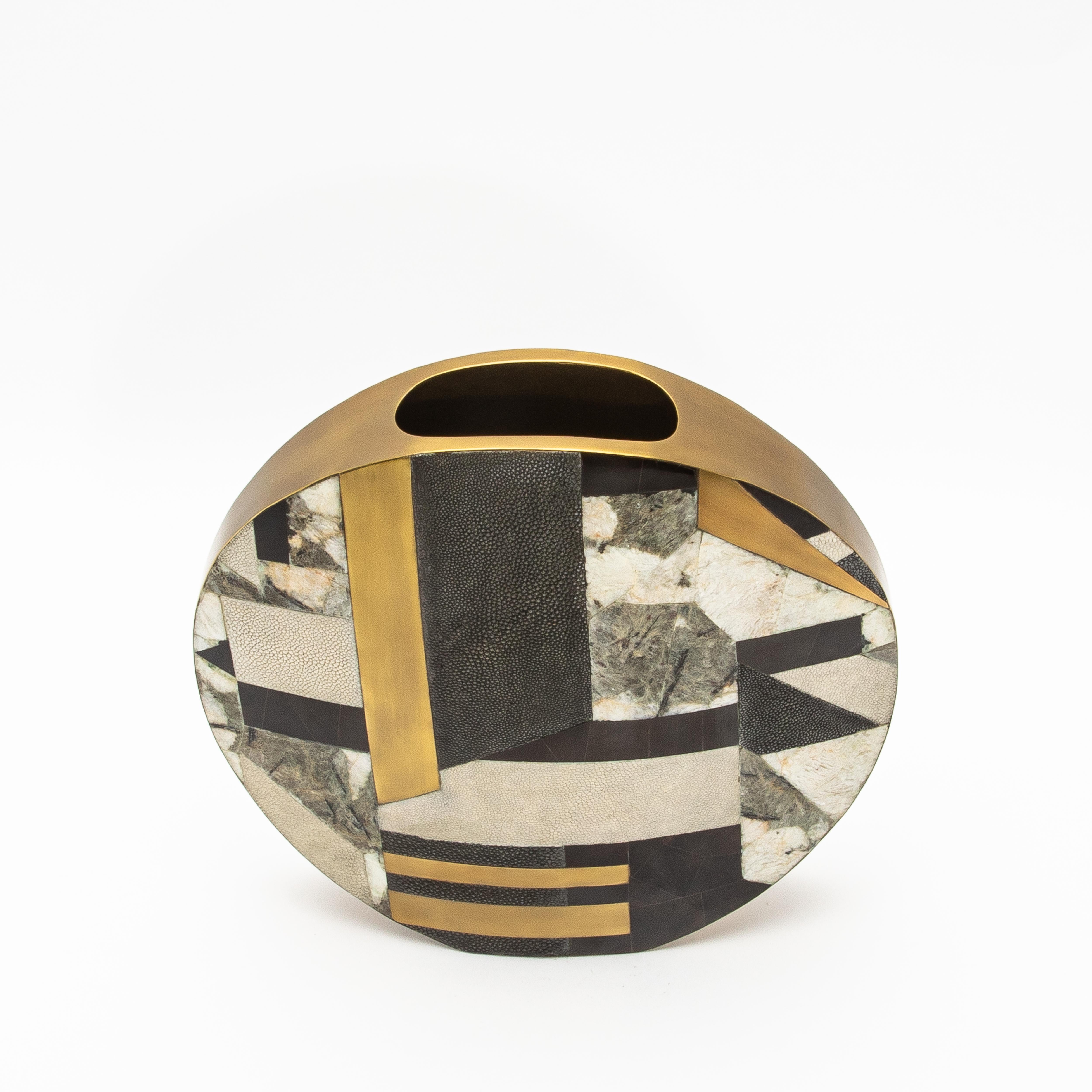 XXIe siècle et contemporain Vase moderne en galuchat avec détails en quartz, coquillage et laiton de R&Y Augousti en vente