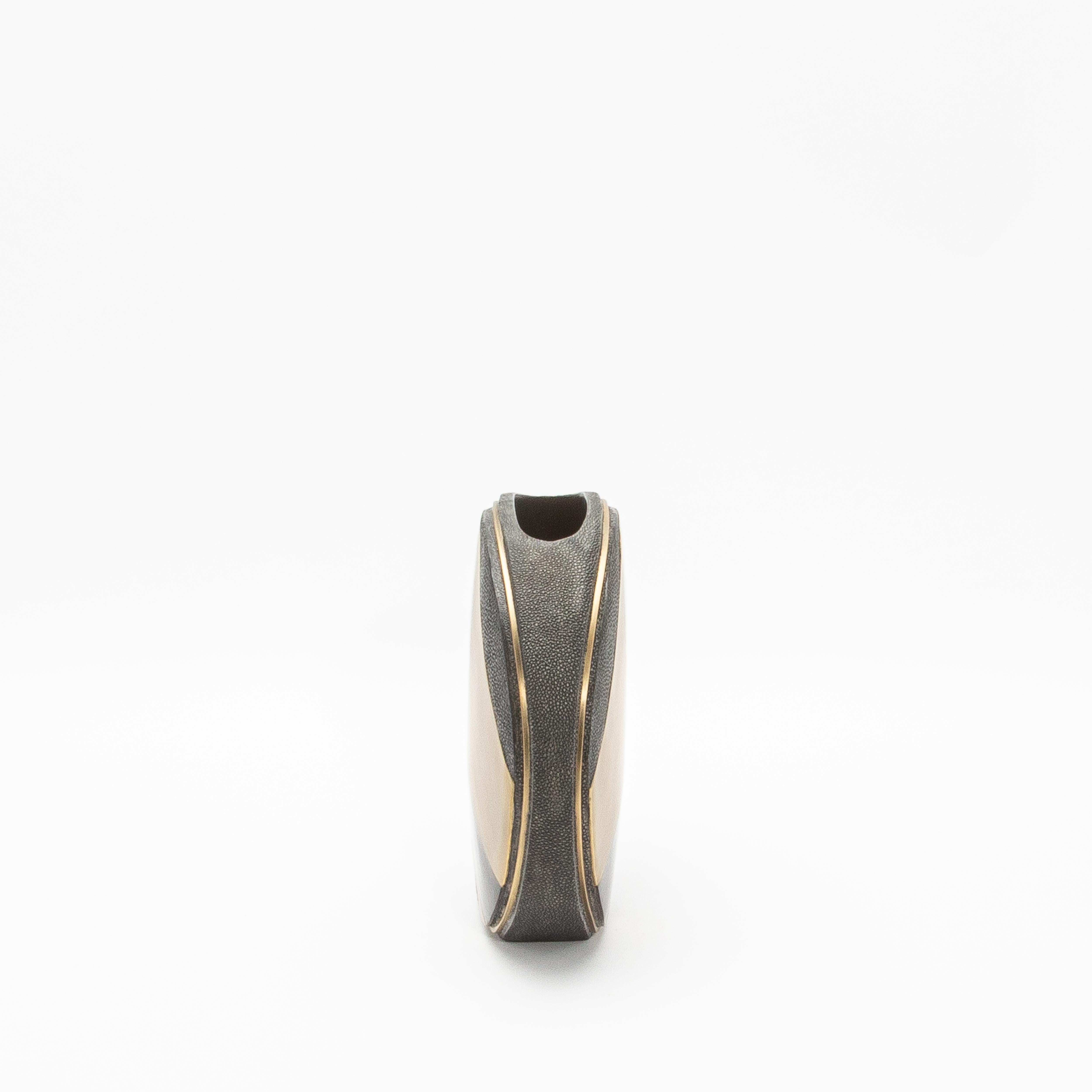 Art déco Vase moderne en galuchat avec détails en coquillage et laiton de R&Y Augousti en vente
