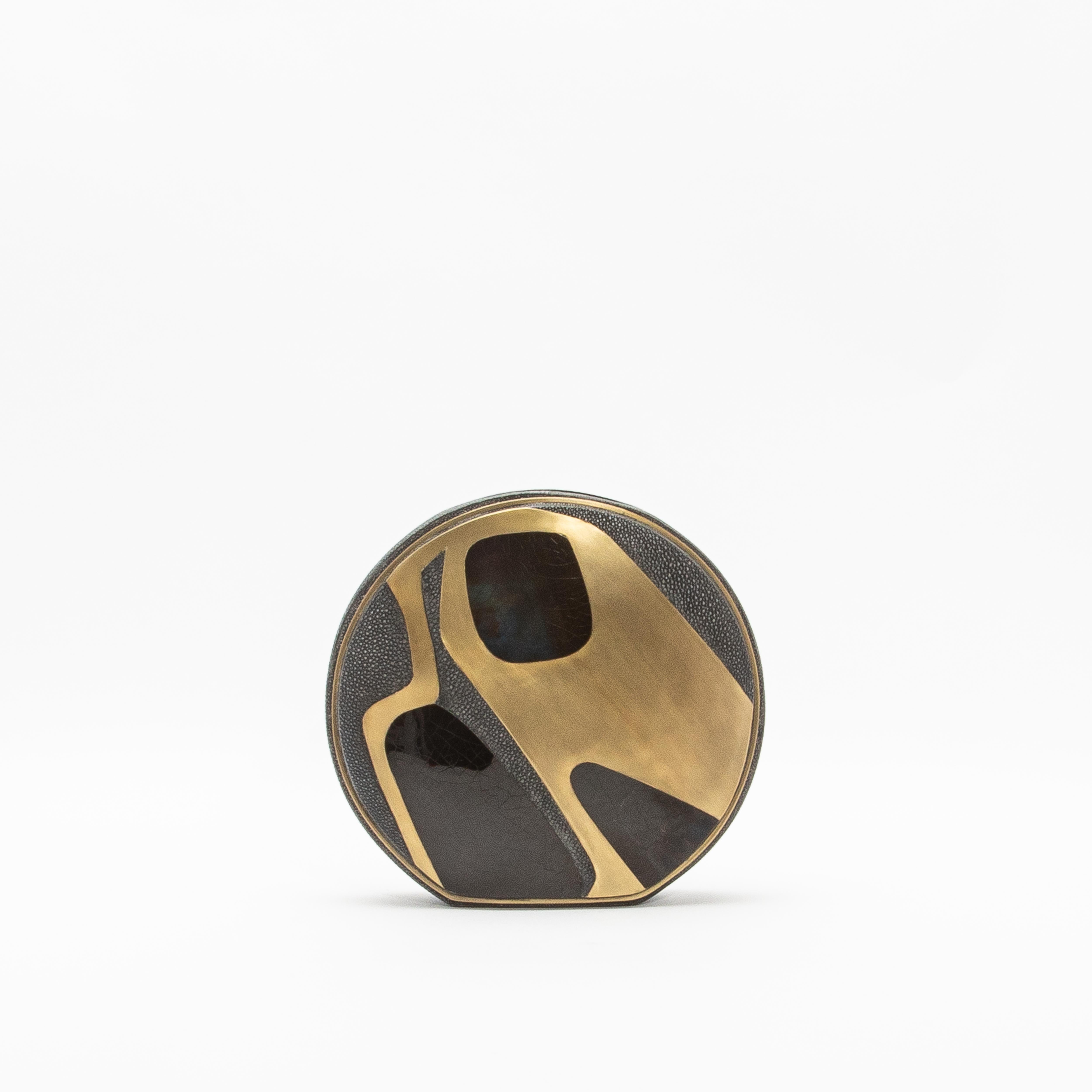 Fait main Vase moderne en galuchat avec détails en coquillage et laiton de R&Y Augousti en vente