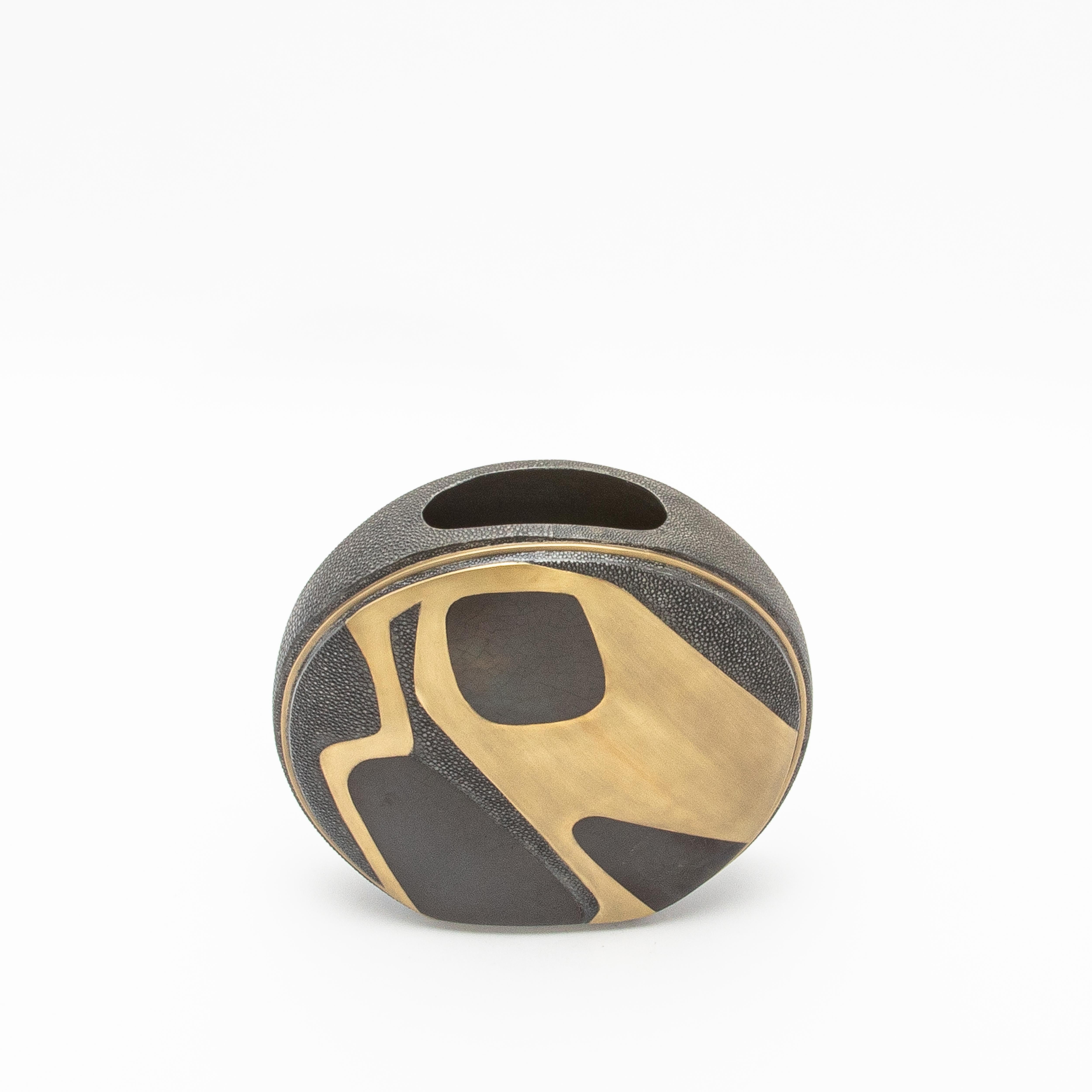 XXIe siècle et contemporain Vase moderne en galuchat avec détails en coquillage et laiton de R&Y Augousti en vente
