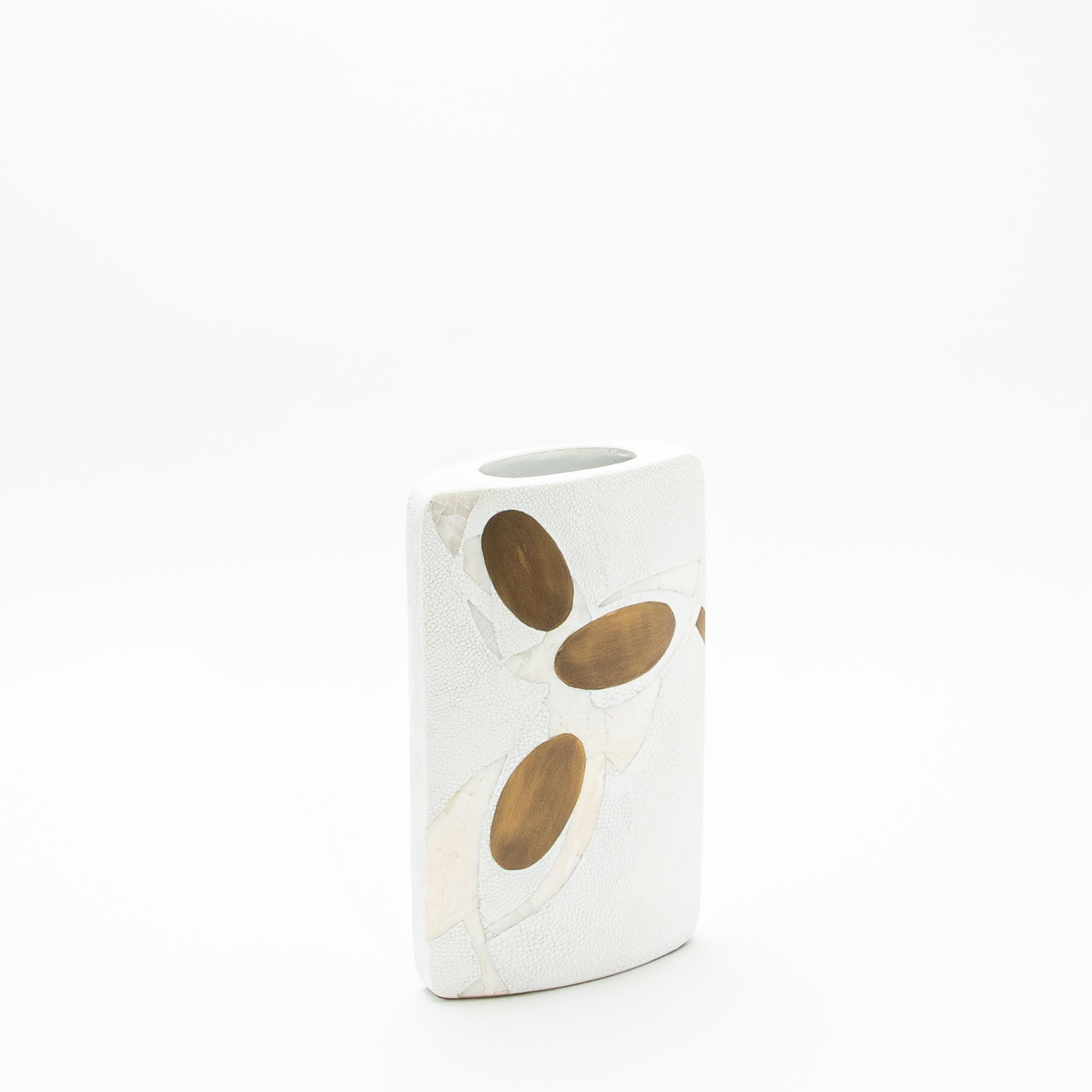 The Lunar Vase by R&Y Augousti is a masterful blend of luxurious materials, showcasing the brand's commitment to high-end craftsmanship. This modern vase features a captivating surface of hand-finished shagreen, delicately balanced by the