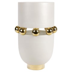 Moderne Vase, matte Oberfläche warmweiß, Kugeln aus 24-karätigem Gold, handgefertigt, Italien