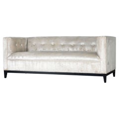 Sofá Settee moderno de terciopelo con respaldo estrecho con detalle de botones y base de madera negra