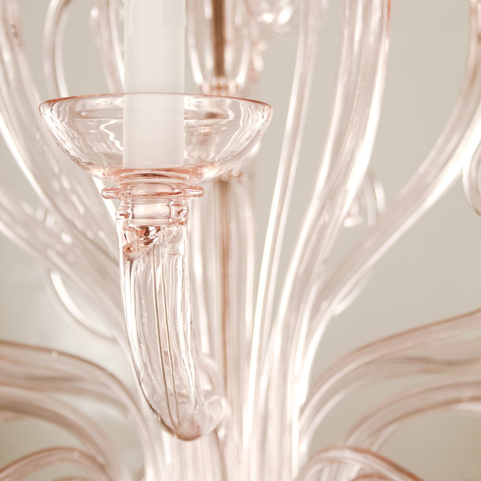 Melisanda ist ein Kronleuchter aus venezianischem Glas, der sich durch einen romantischen und zarten rosa Farbton auszeichnet. Dies ist eines der neuen Beleuchtungsprodukte von Multiforme, das vom Design der klassischen Kronleuchter inspiriert ist,