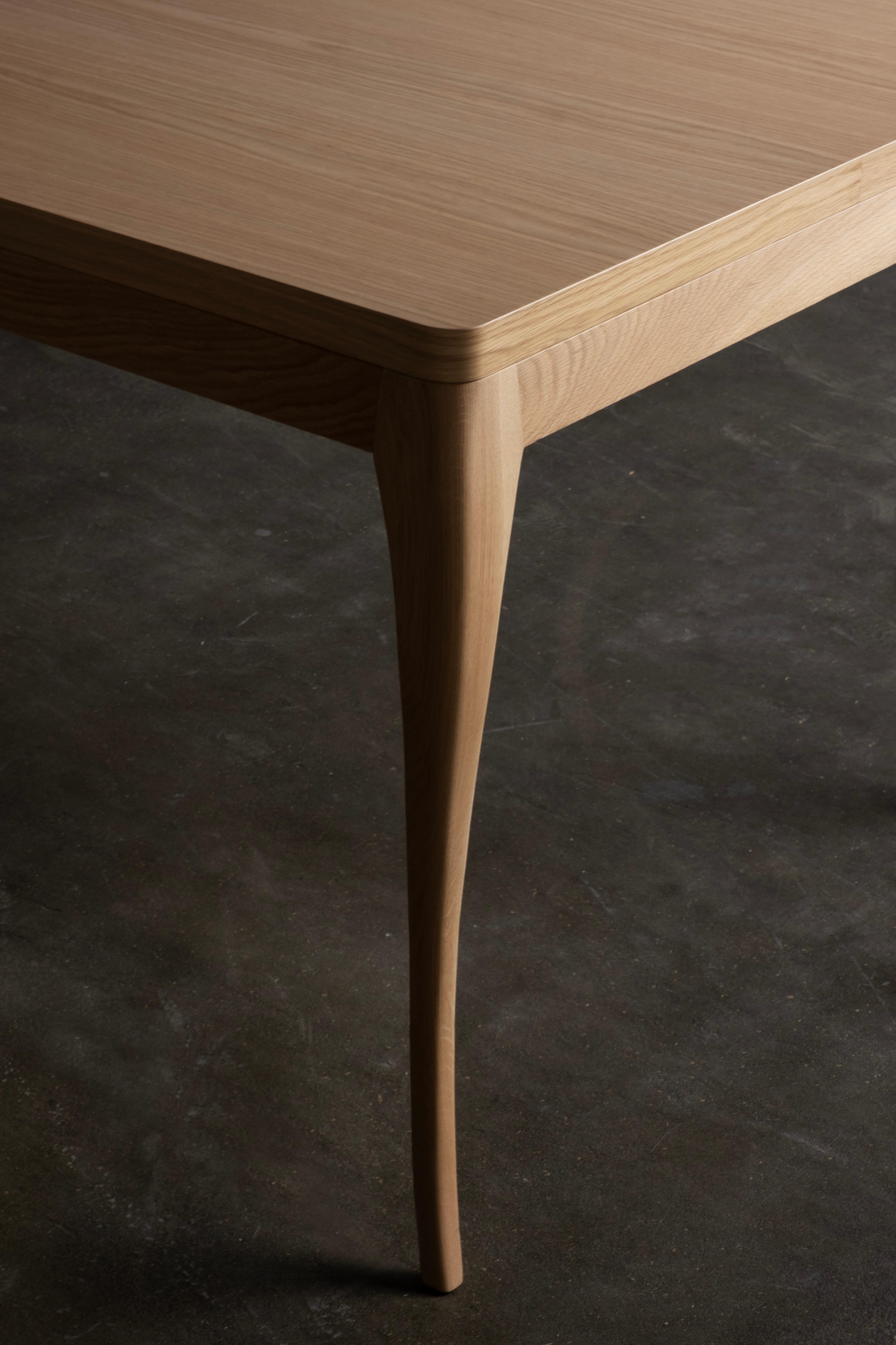 Intagliato a mano Tavolo da pranzo moderno Venise, Oak Oak americano, fatto a mano in Portogallo da Greenapple in vendita
