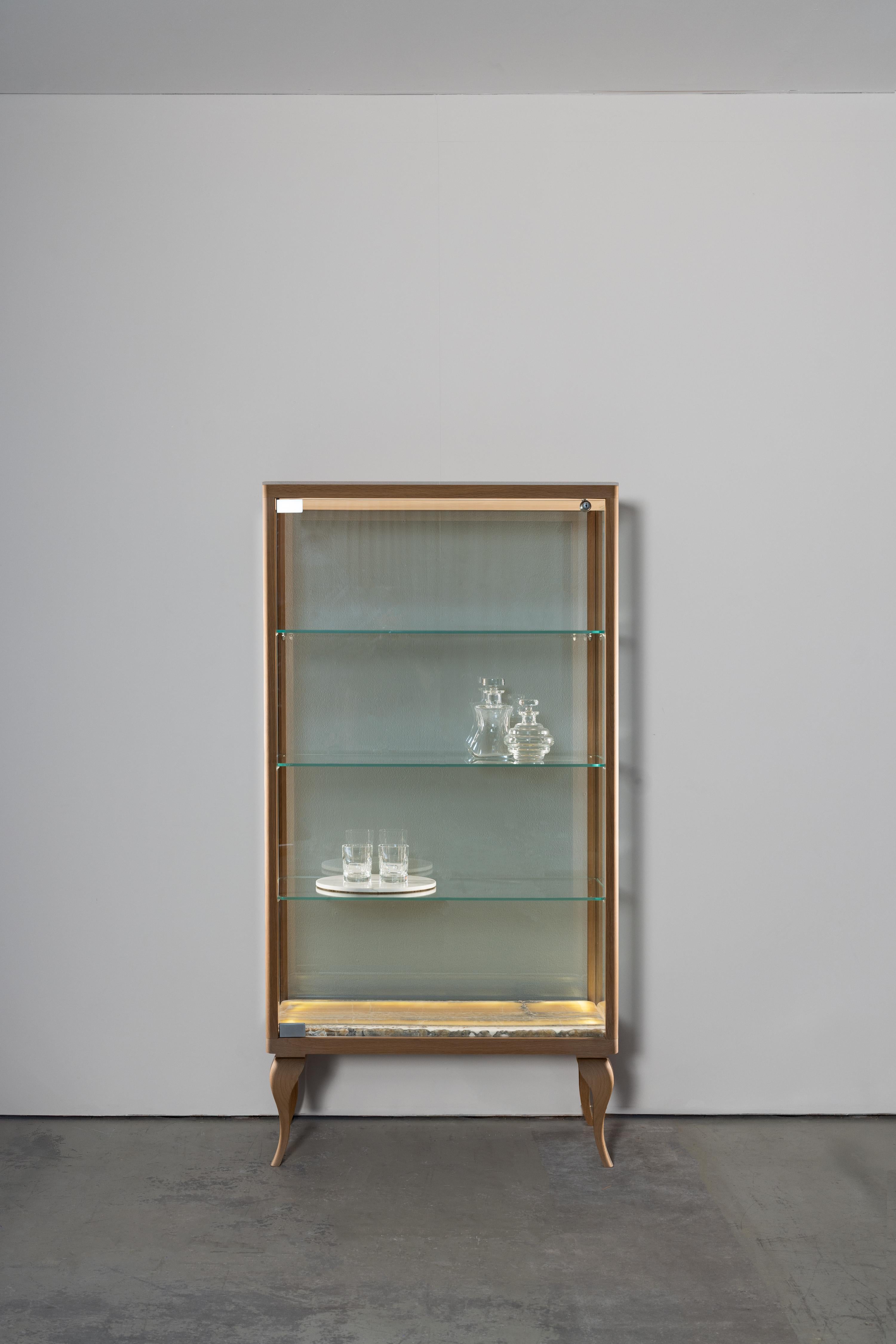 Vitrine Venise moderne du milieu du siècle, fabriquée à la main au Portugal - Europe par Greenapple

La vitrine de Venise  rehausse n'importe quel intérieur en portant l'artisanat exceptionnel à un niveau supérieur.
La chimie entre le chêne