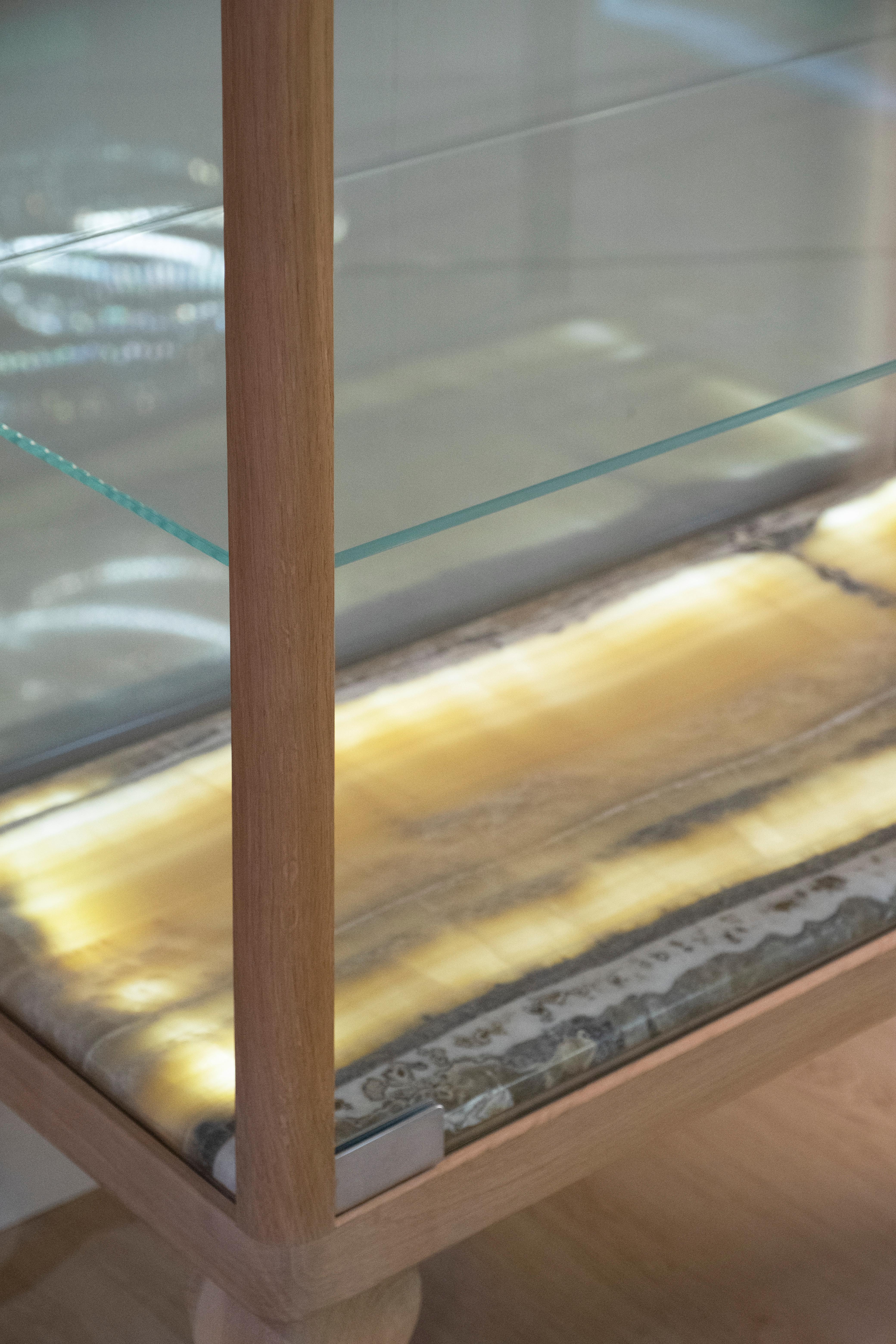 Portugais Vitrine Venise moderne, Miel Onyx, Oak, fait main au Portugal par Greenapple en vente