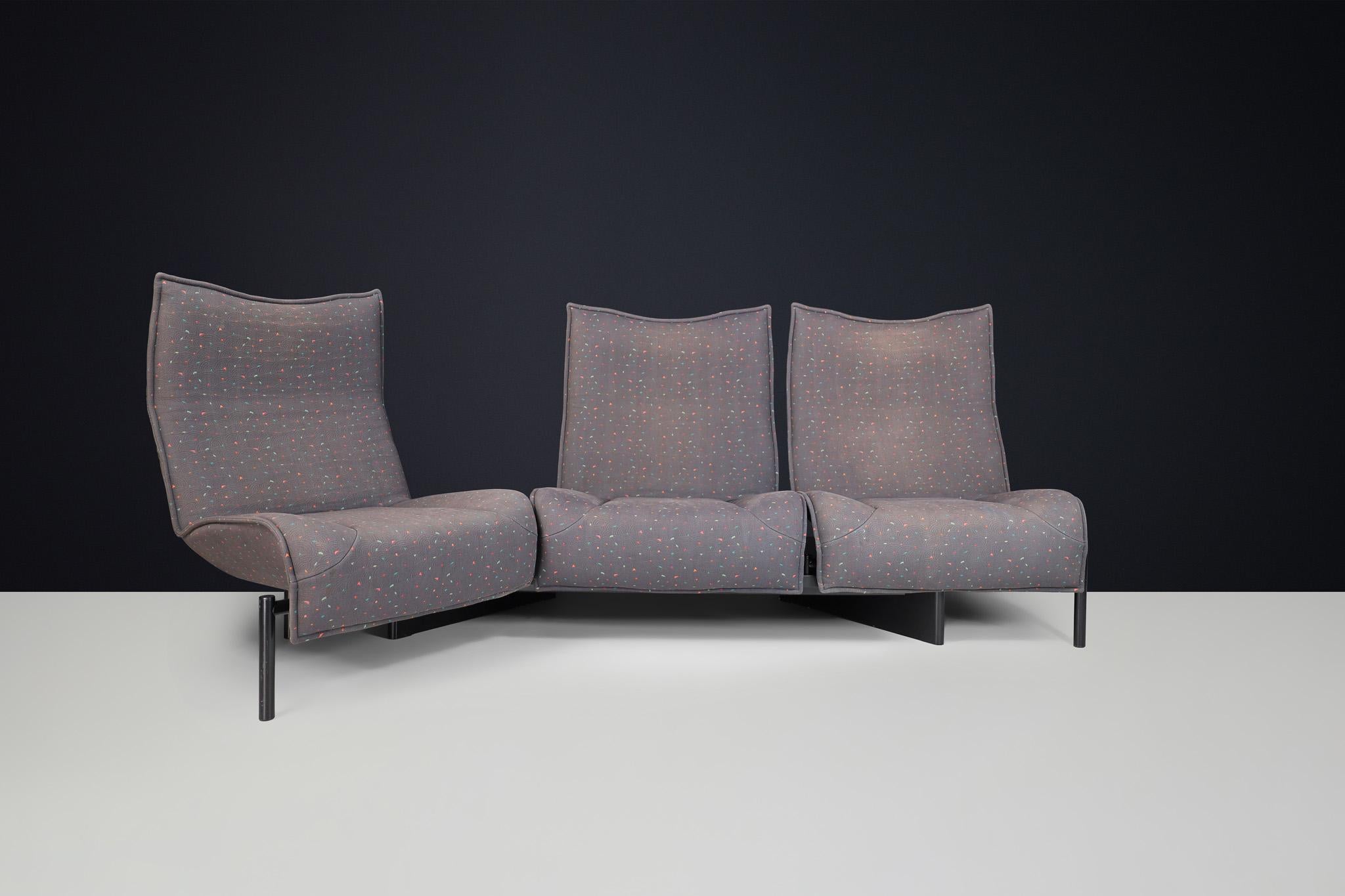 Modernes Sofa „Veranda“ von Vico Magistretti für Cassina, Originalstoff, Italien

Das vom renommierten italienischen Architekten Vico Magistretti für Cassina entworfene modulare Sofa Veranda ist ein herausragendes Stück Design der 1980er Jahre.