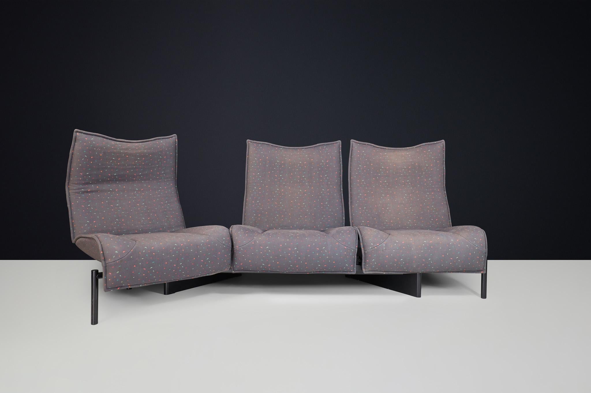 Modernes Sofa „Veranda“ von Vico Magistretti für Cassina, Originalstoff, Italien (Holz) im Angebot