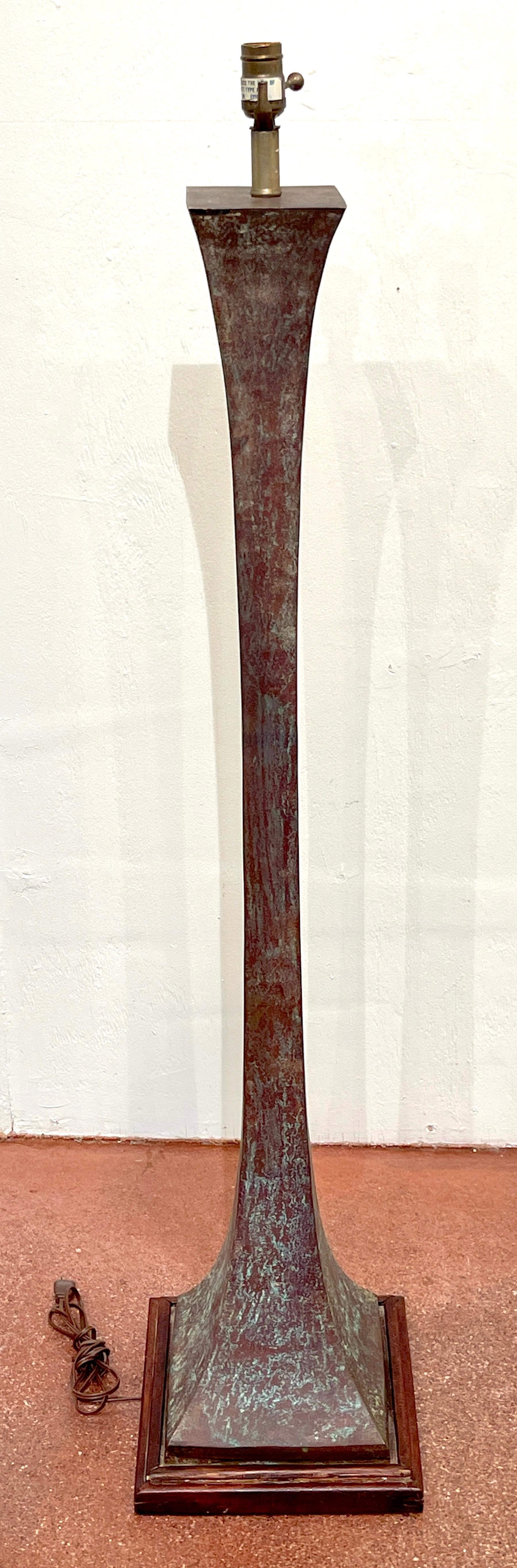 Lampada da terra moderna in bronzo Verdigris di Stewart Ross James per Hansen in vendita 1