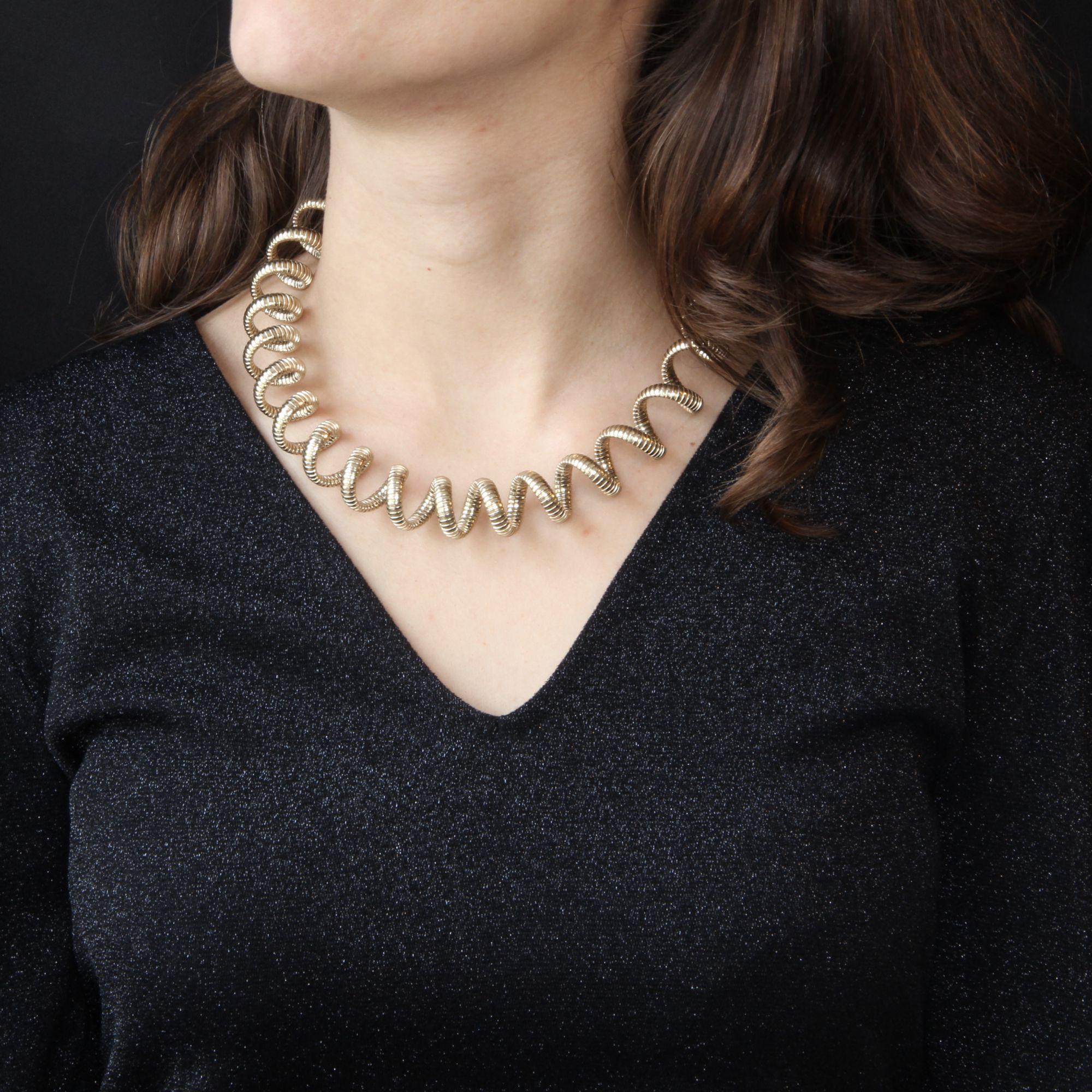 Collana in argento ricoperta d'oro.
Splendida collana girocollo, è formata da un intreccio di maglie di tubogas su tutti i suoi giri.
Peso totale del gioiello: 71.7 g circa.
Altezza: 19,5 mm, larghezza della maglia: 5,4 mm, spessore della maglia: