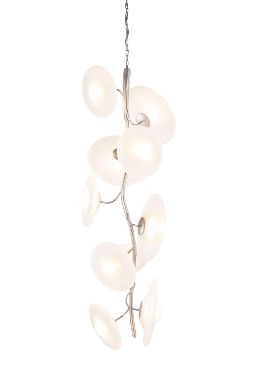 Fait main Lustre vertical moderne, finition bronze patiné foncé, collection Blossom en vente