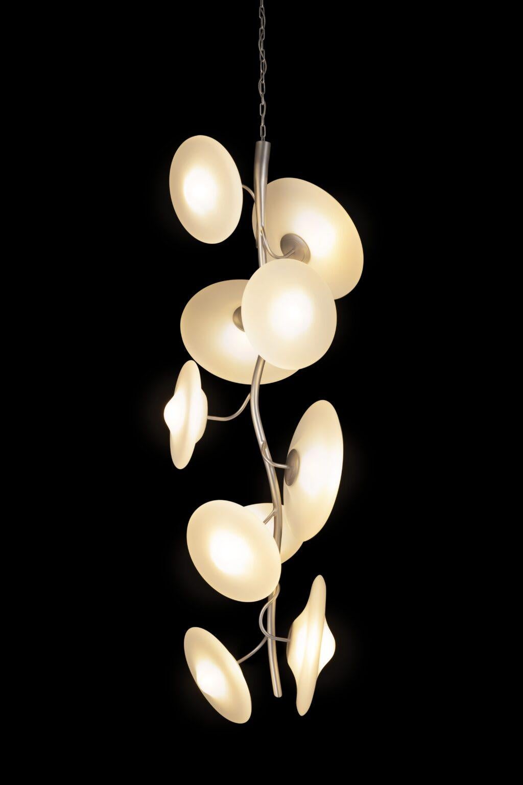 Lustre vertical moderne, finition bronze patiné foncé, collection Blossom Neuf - En vente à Naarden, NL