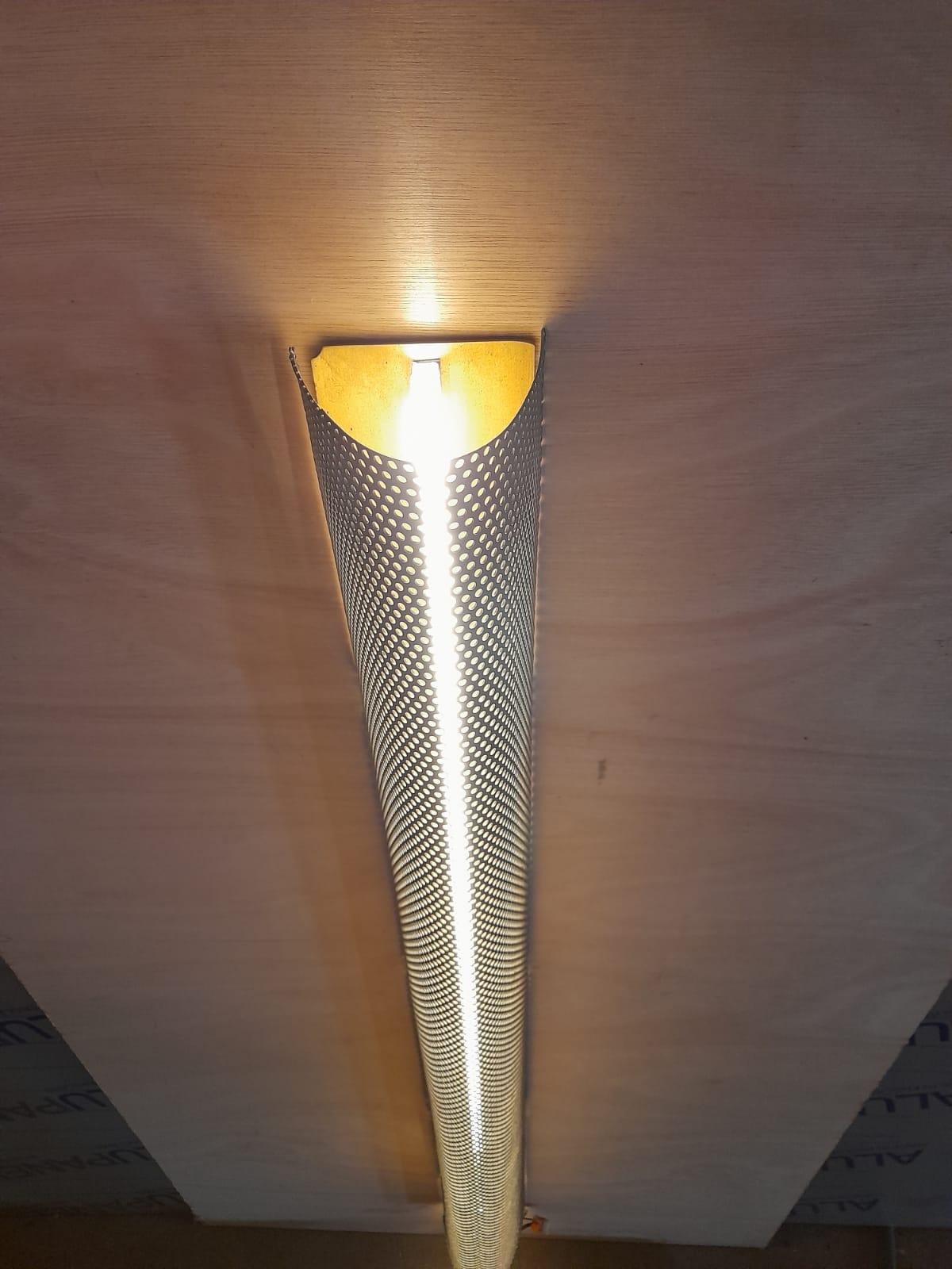 Moderne vertikale Hängeleuchte aus perforiertem Messing mit LED im Zustand „Neu“ im Angebot in Roeselare, BE