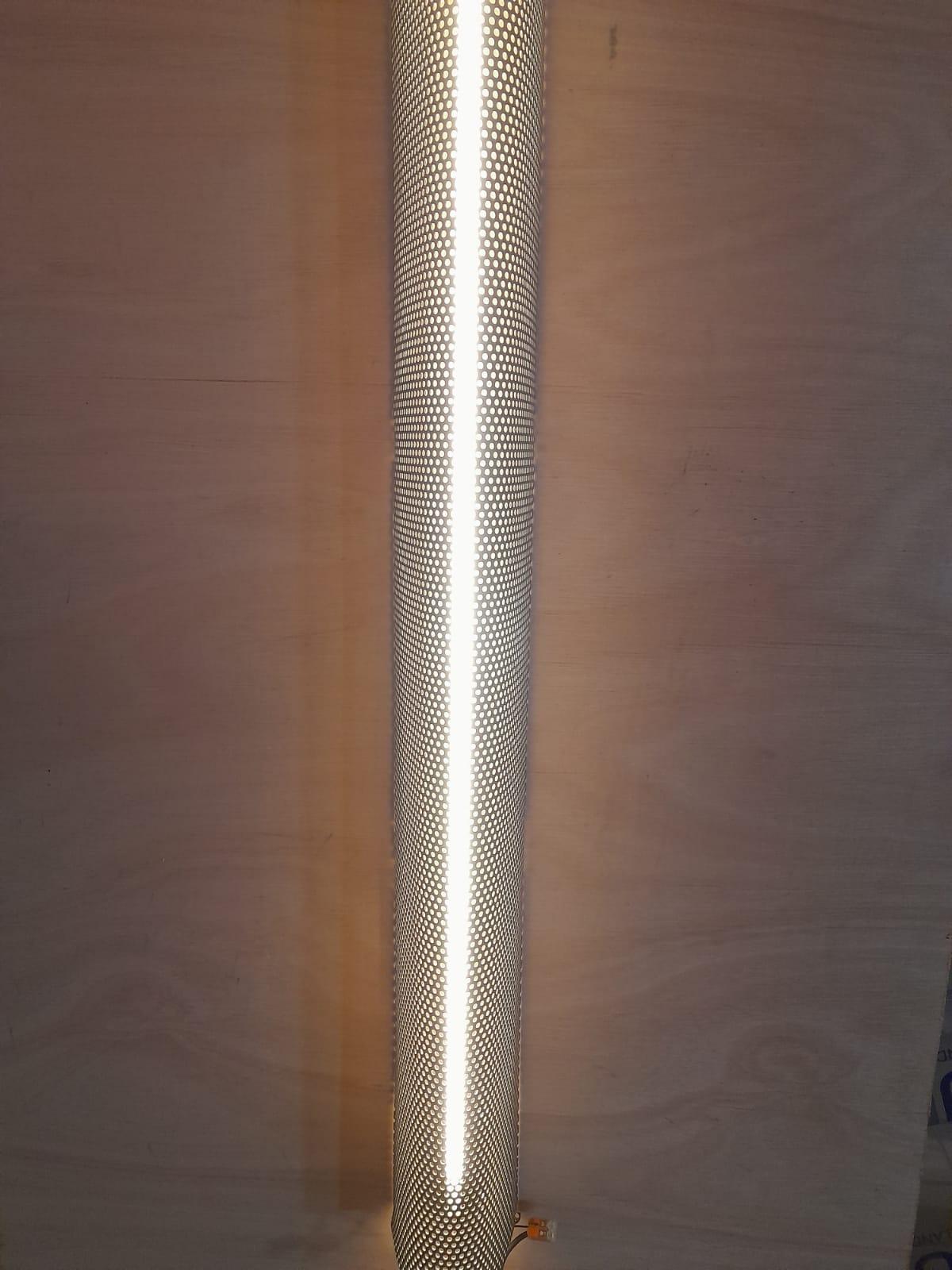 Moderne vertikale Hängeleuchte aus perforiertem Messing mit LED im Angebot 1