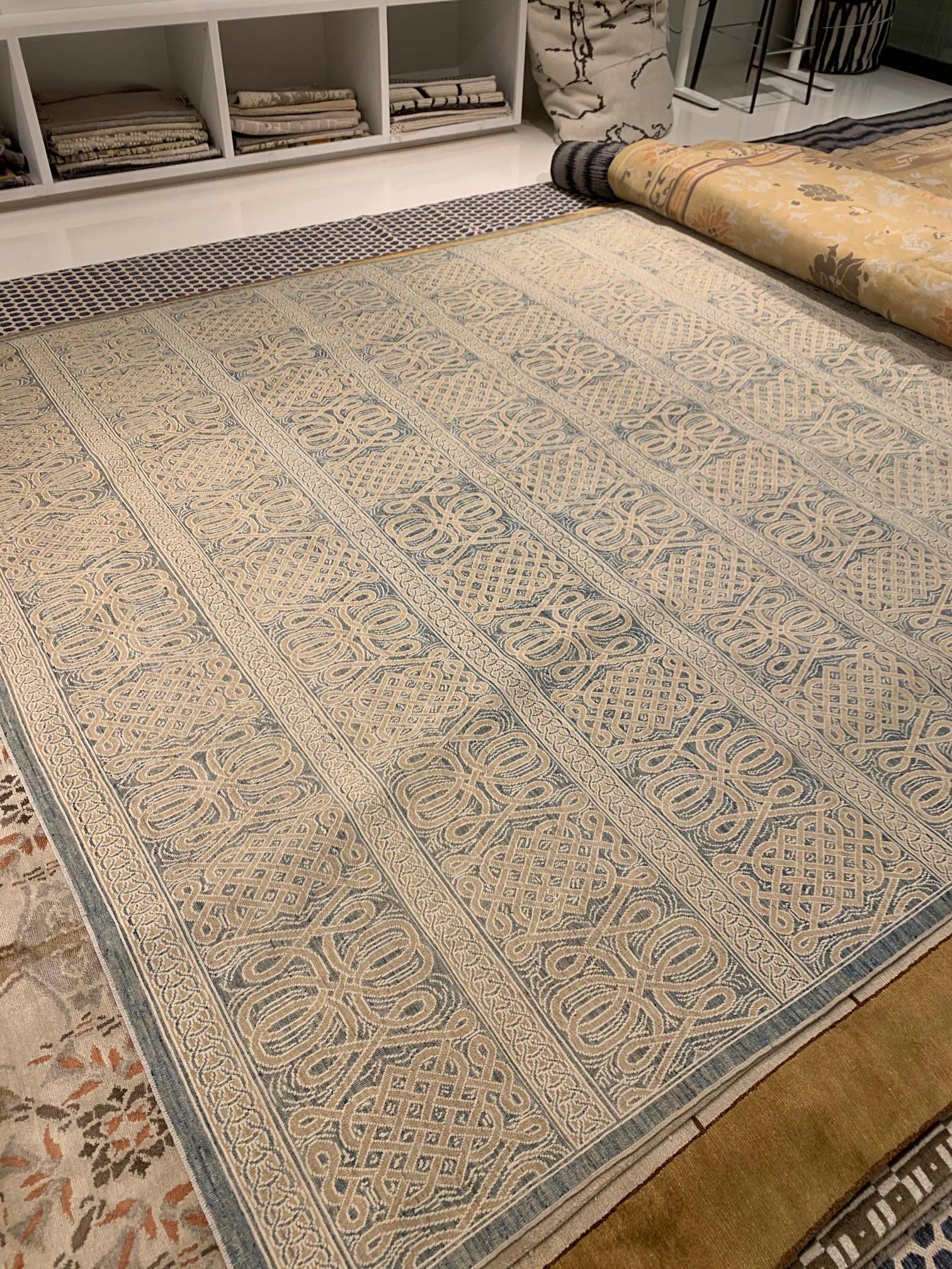 Tappeto moderno Vespero in lana annodata a mano beige, blu e bianca di Doris White.
Dimensioni: 9'1