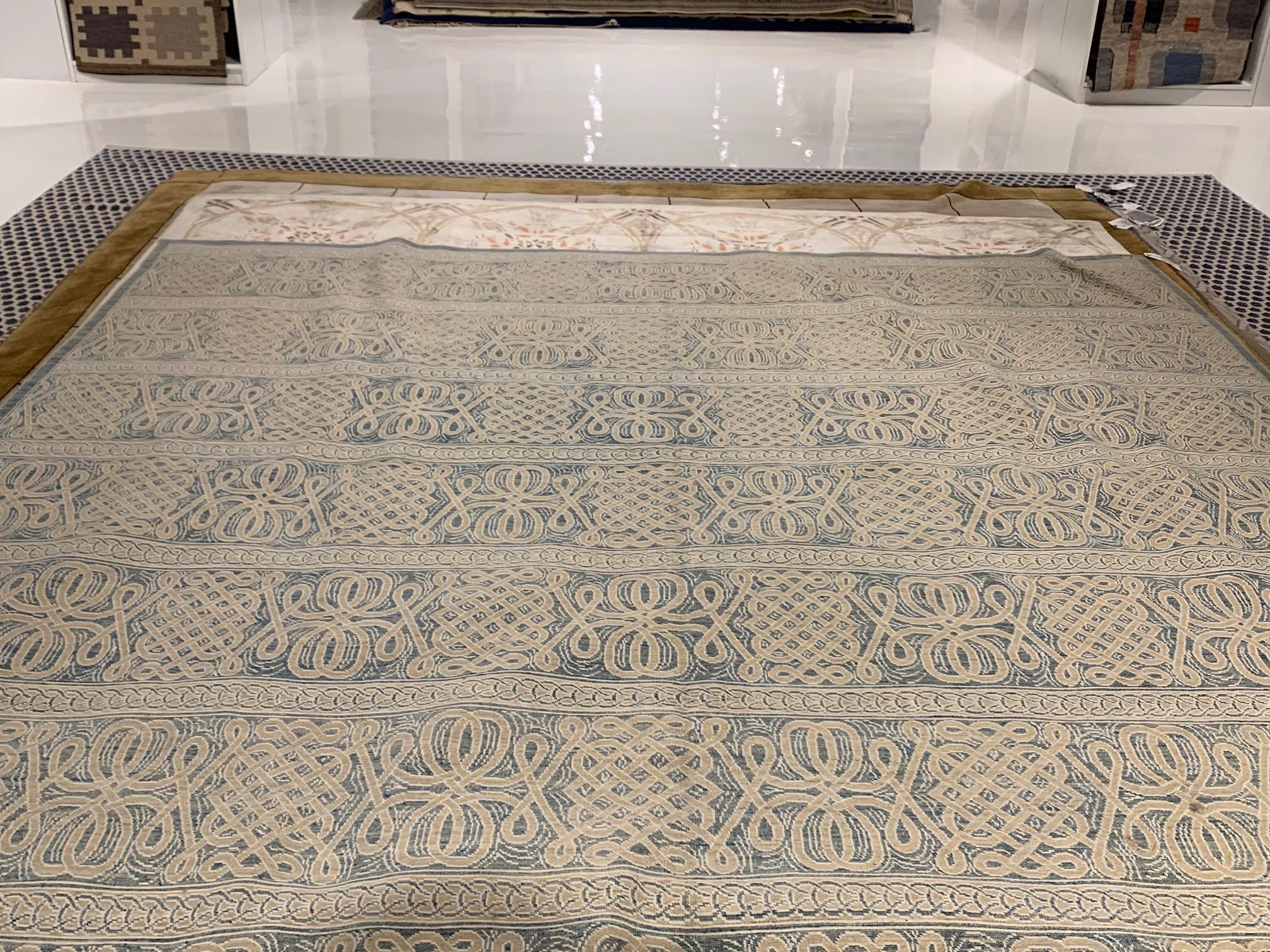 Moderno Tappeto moderno Vespero in lana annodata a mano beige, blu e bianca di Doris White Rugs in vendita
