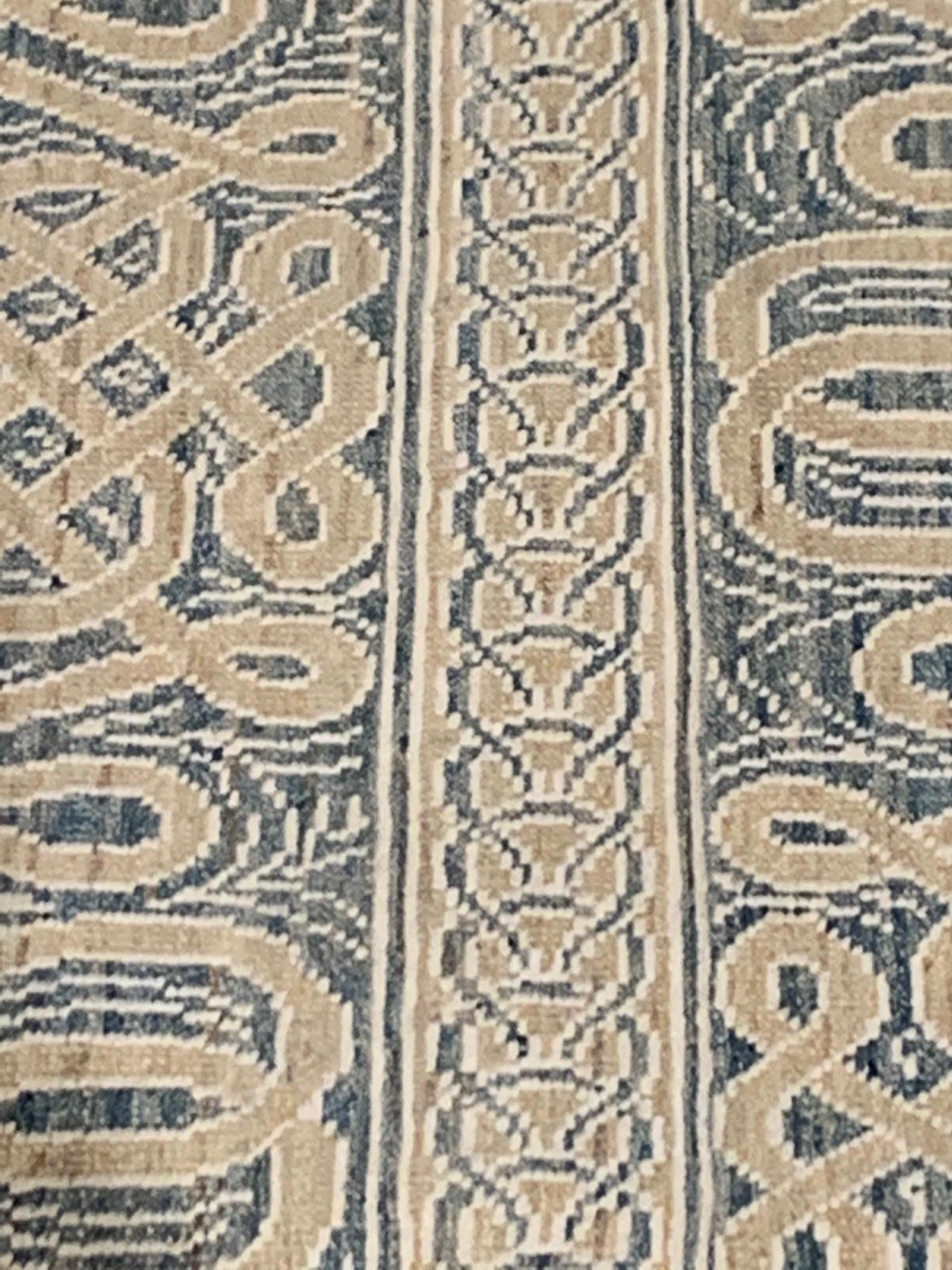 Indiano Tappeto moderno Vespero in lana annodata a mano beige, blu e bianca di Doris White Rugs in vendita