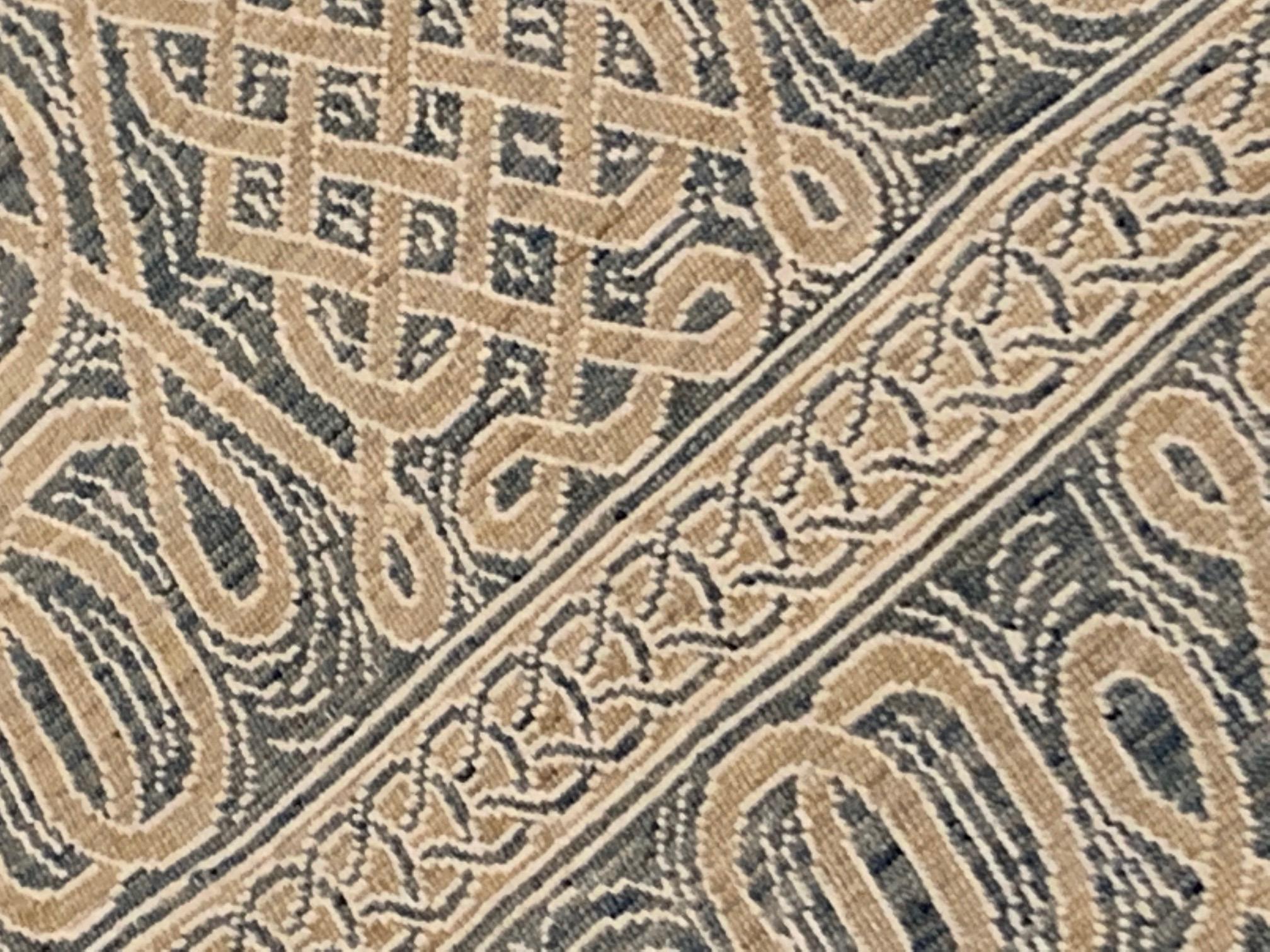 Annodato a mano Tappeto moderno Vespero in lana annodata a mano beige, blu e bianca di Doris White Rugs in vendita