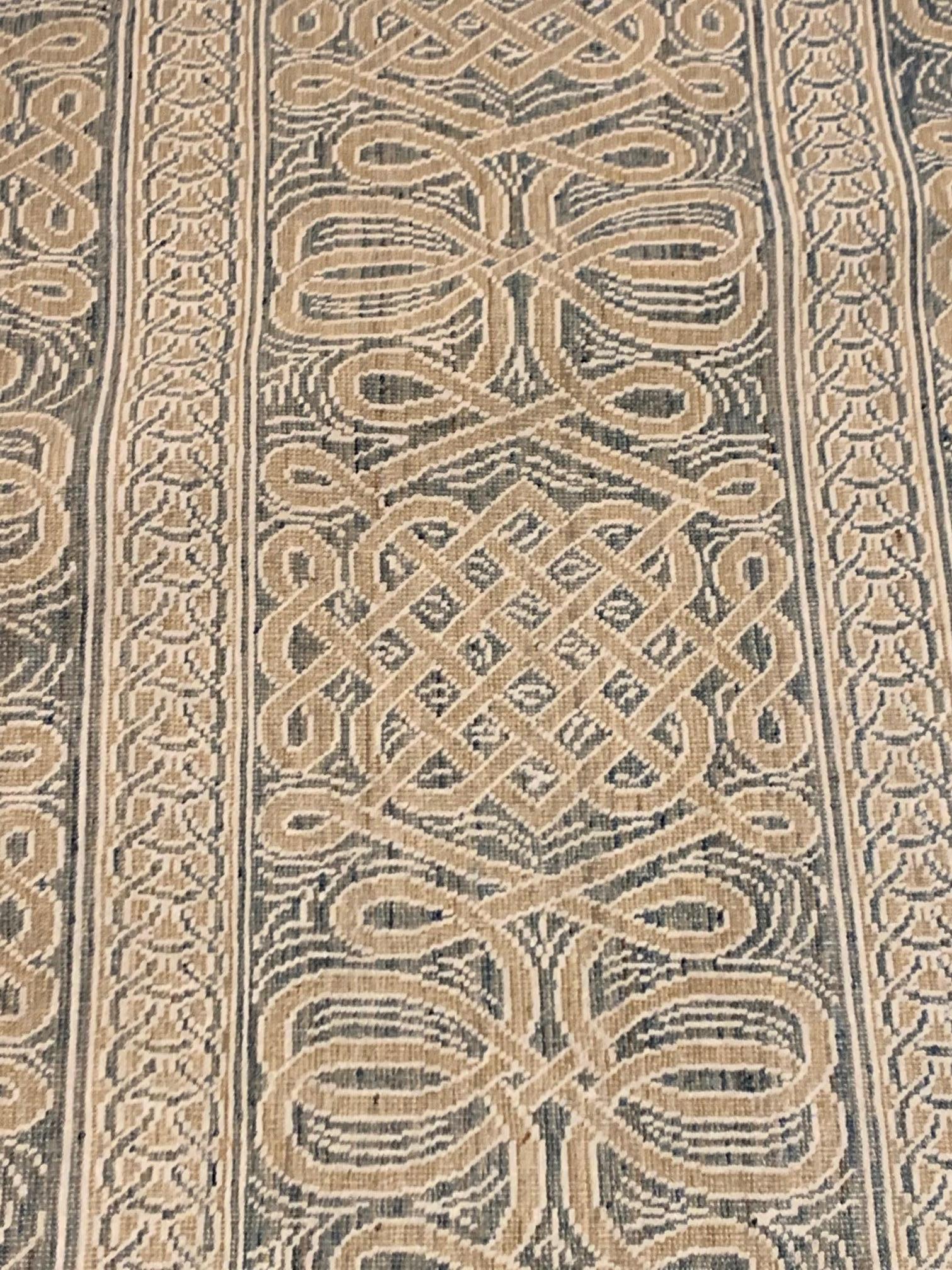 Tappeto moderno Vespero in lana annodata a mano beige, blu e bianca di Doris White Rugs In condizioni Nuovo in vendita a New York, NY