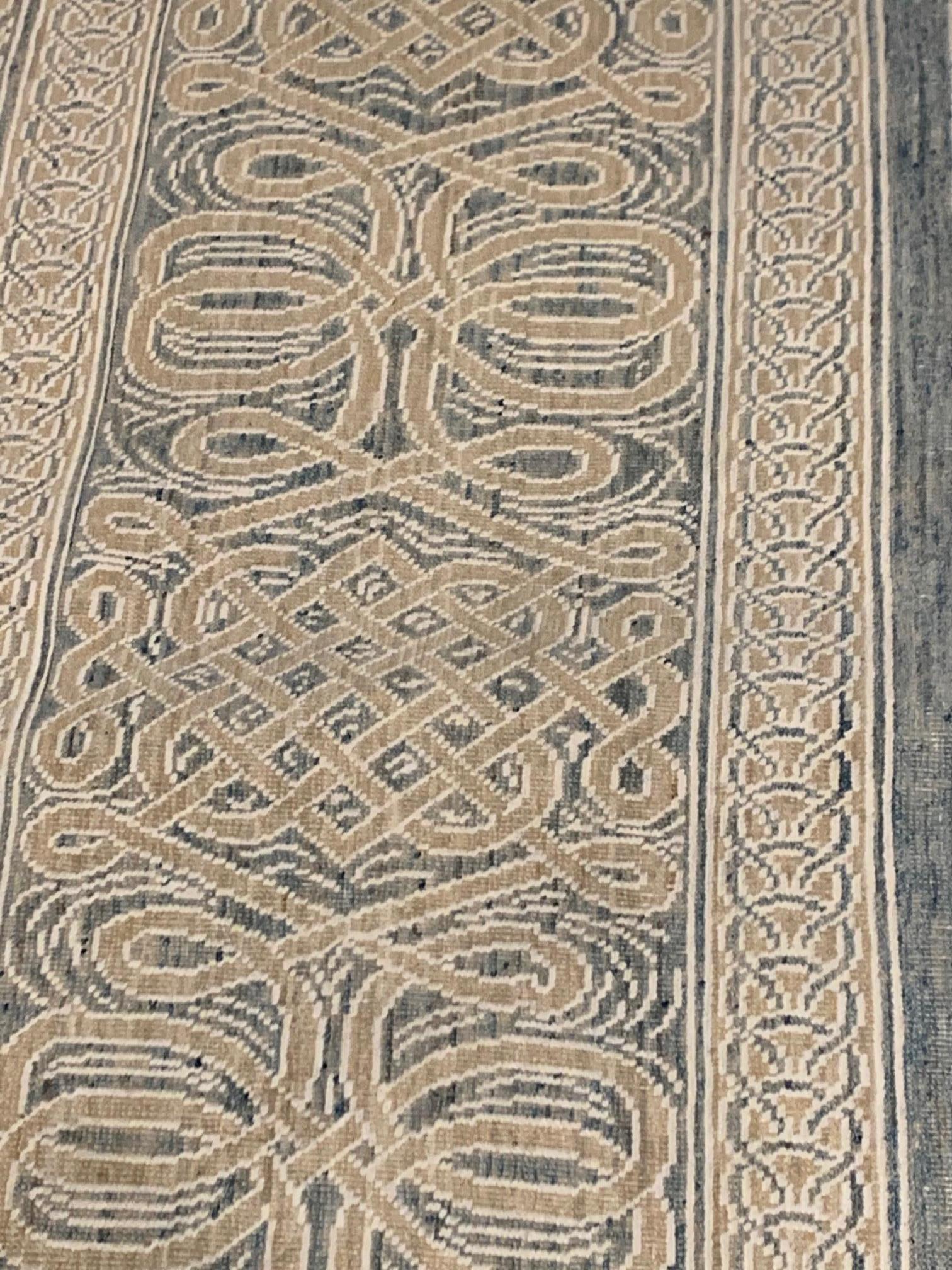 XXI secolo e contemporaneo Tappeto moderno Vespero in lana annodata a mano beige, blu e bianca di Doris White Rugs in vendita