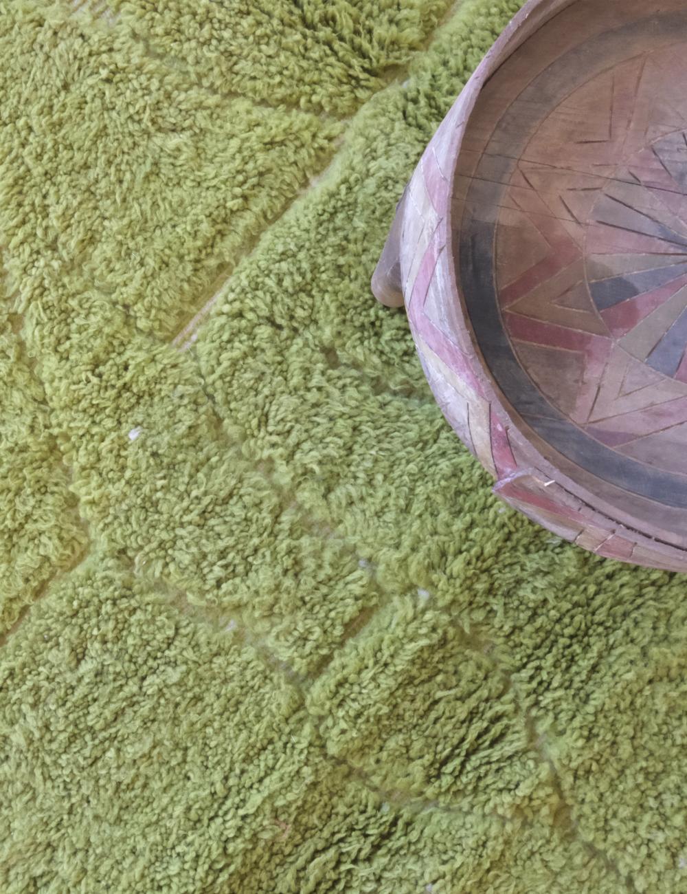 Moderno Tappeto moderno in lana Boujaad marocchina di colore verde vibrante con disegno inciso in vendita