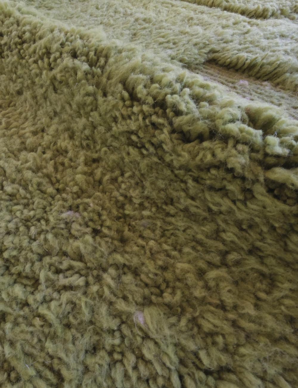 Marocchino Tappeto moderno in lana Boujaad marocchina di colore verde vibrante con disegno inciso in vendita