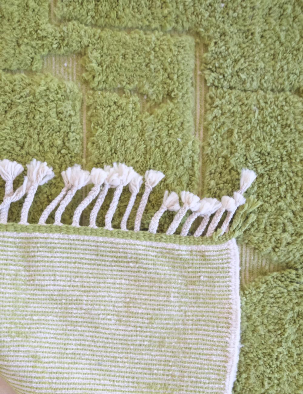 Annodato a mano Tappeto moderno in lana Boujaad marocchina di colore verde vibrante con disegno inciso in vendita