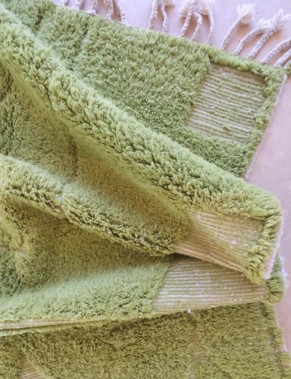 XXI secolo e contemporaneo Tappeto moderno in lana Boujaad marocchina di colore verde vibrante con disegno inciso in vendita