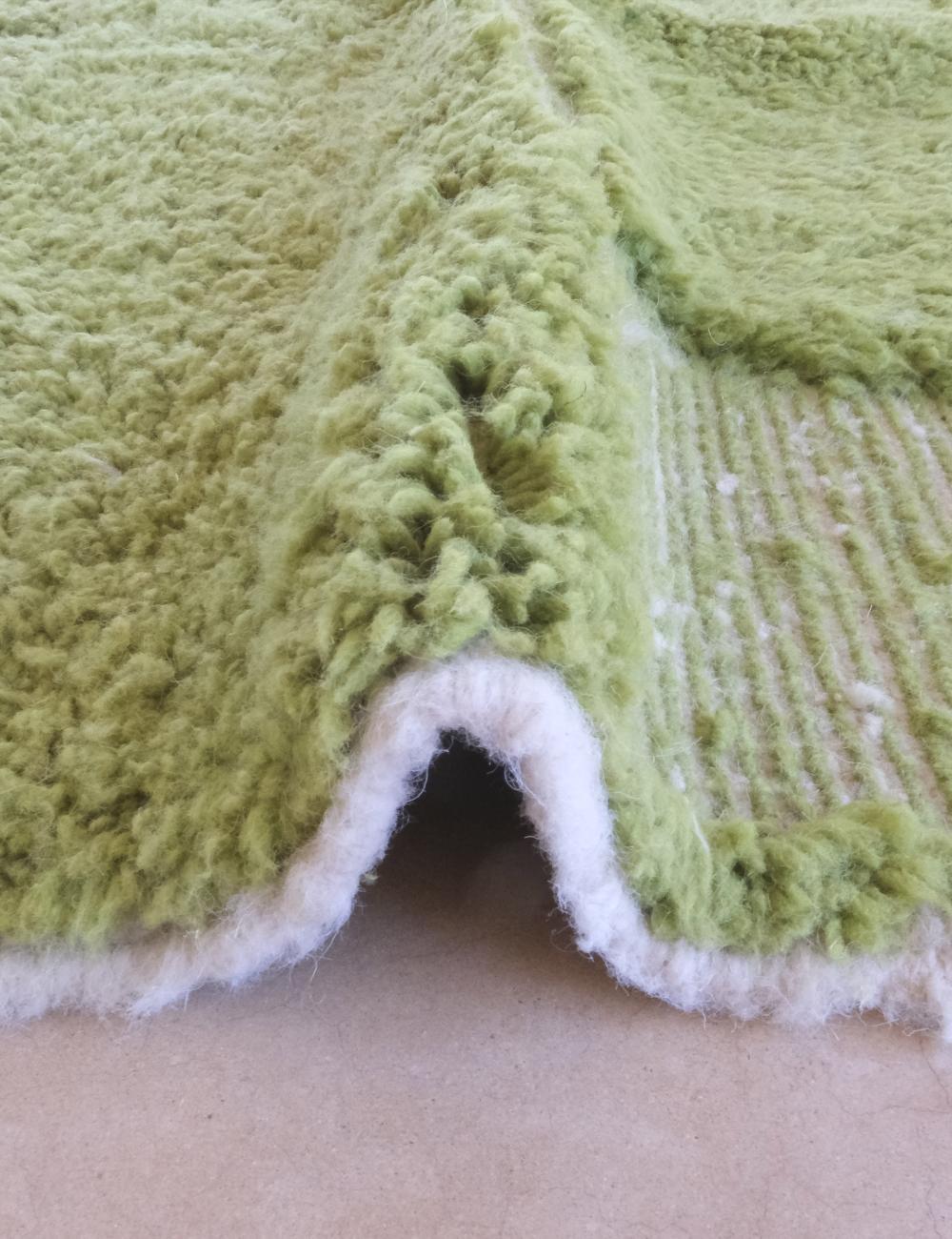 Lana Tappeto moderno in lana Boujaad marocchina di colore verde vibrante con disegno inciso in vendita