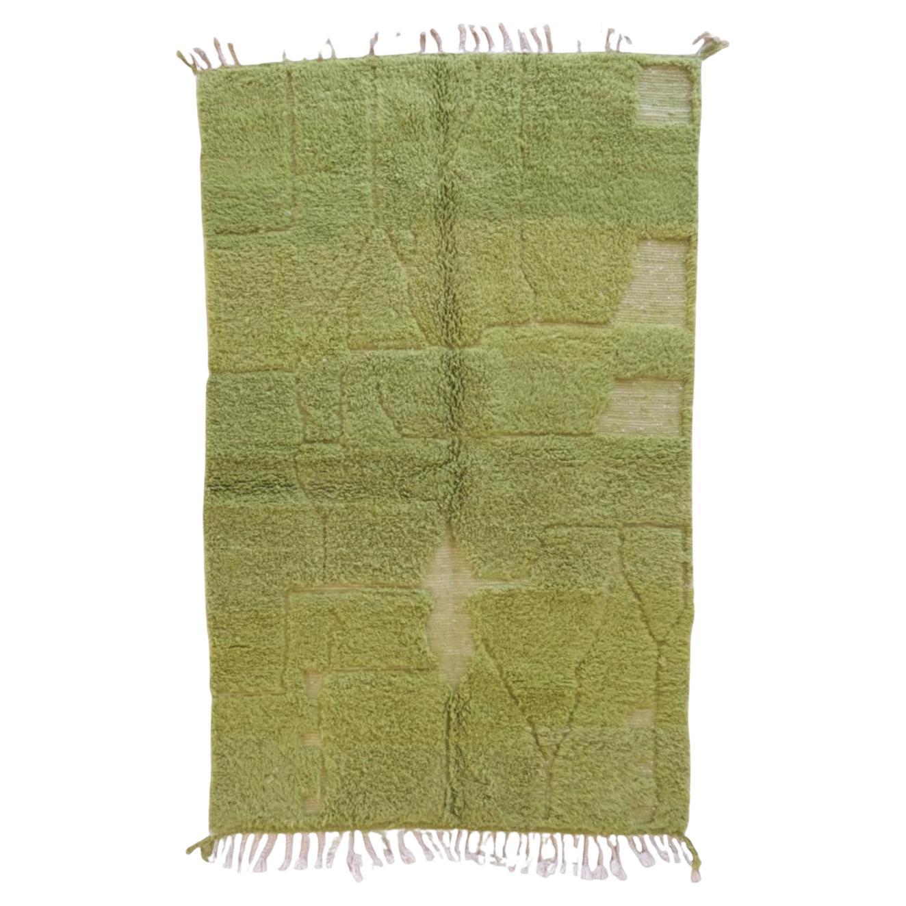 Tappeto moderno in lana Boujaad marocchina di colore verde vibrante con disegno inciso