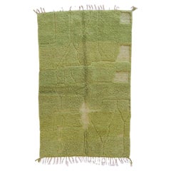 Tappeto moderno in lana Boujaad marocchina di colore verde vibrante con disegno inciso