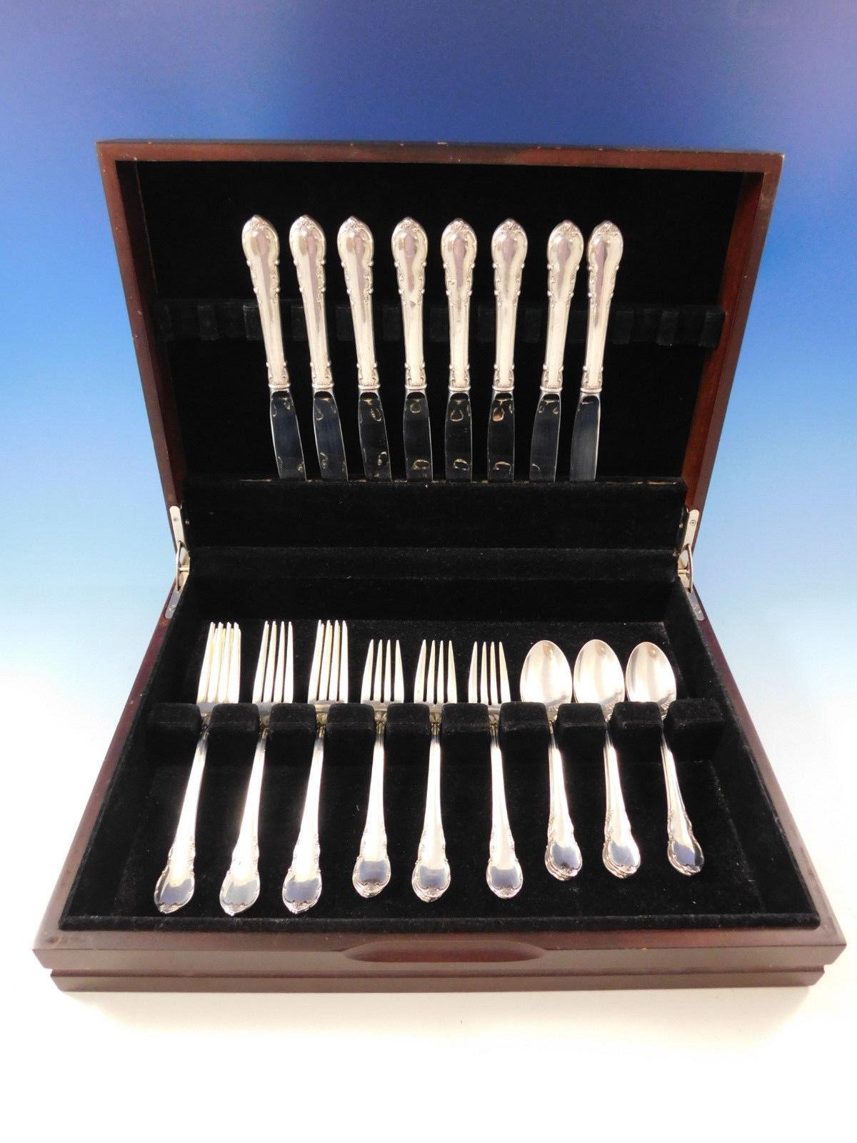 Lovely Modern Victorian by Lunt sterling silver flatware set, 32 pieces. This set includes:

Eight knives, 9