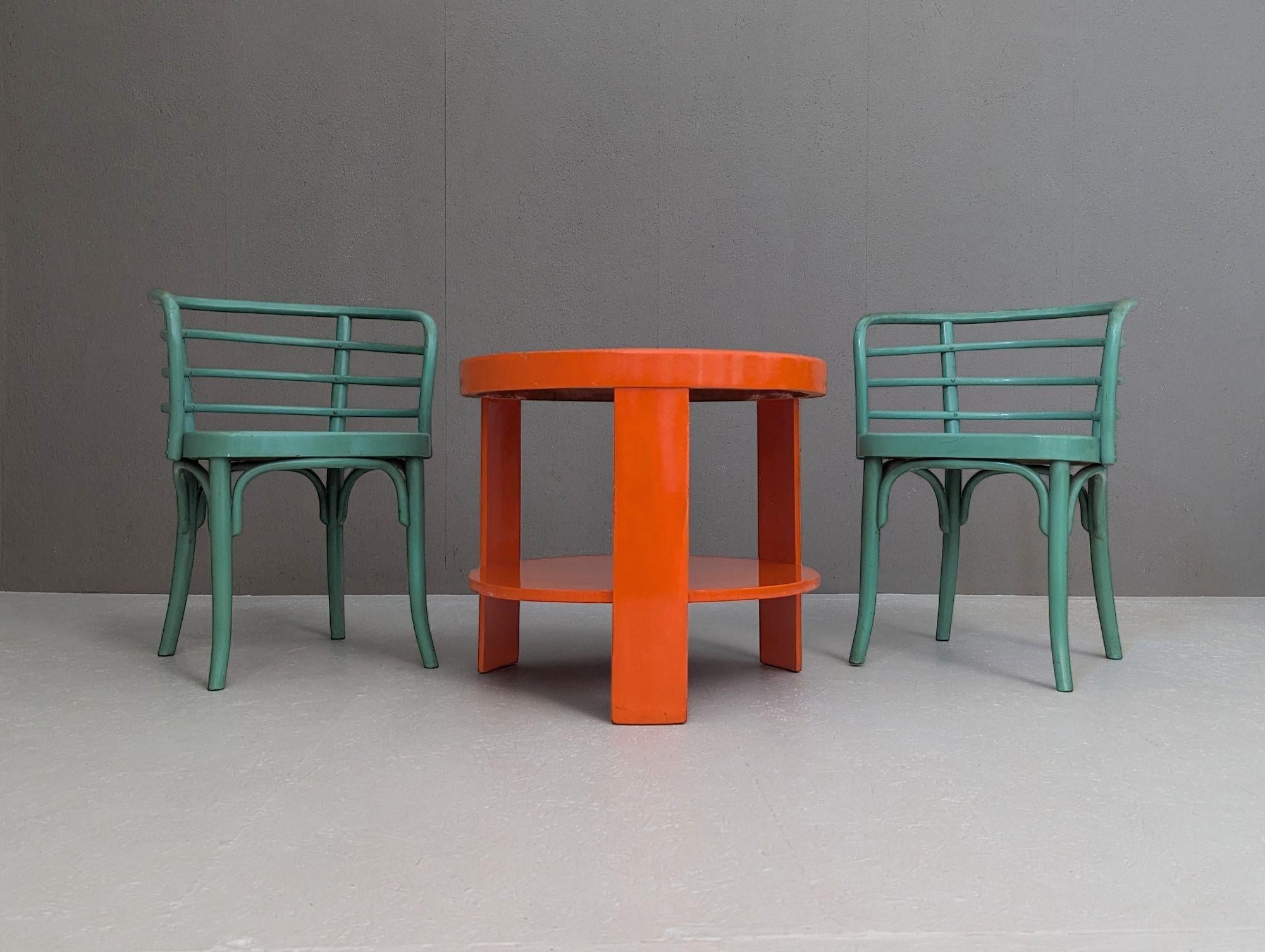 Ce rare ensemble Thonet, composé de deux fauteuils B 246 et d'une table basse AT&T, offre un aperçu vivant de la limite expressive du design de meubles du début du modernisme. Attribué à Josef Franks, l'ensemble présente l'équilibre caractéristique