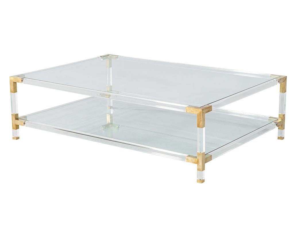 Moderne Table à cocktail moderne vintage à 2 niveaux en acrylique et laiton en vente