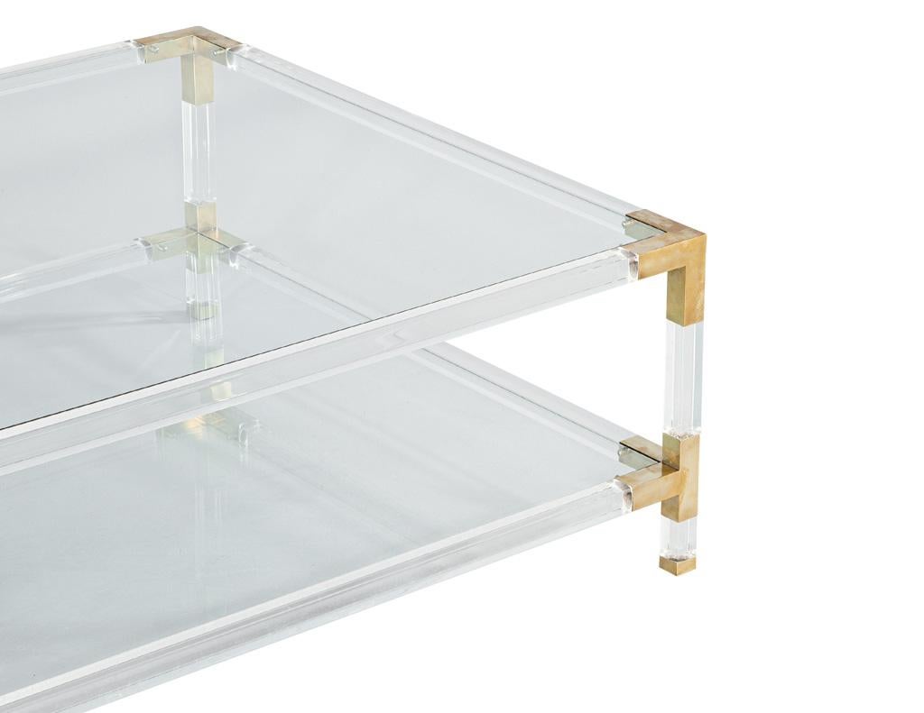Fin du 20e siècle Table à cocktail moderne vintage à 2 niveaux en acrylique et laiton en vente