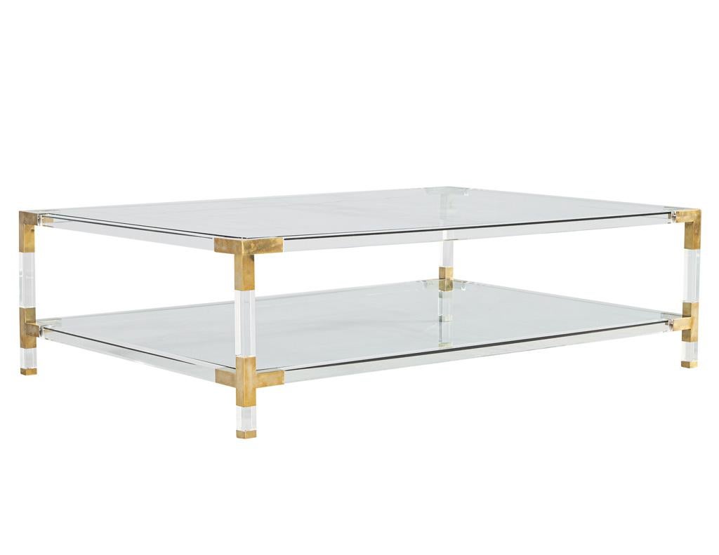 Laiton Table à cocktail moderne vintage à 2 niveaux en acrylique et laiton en vente