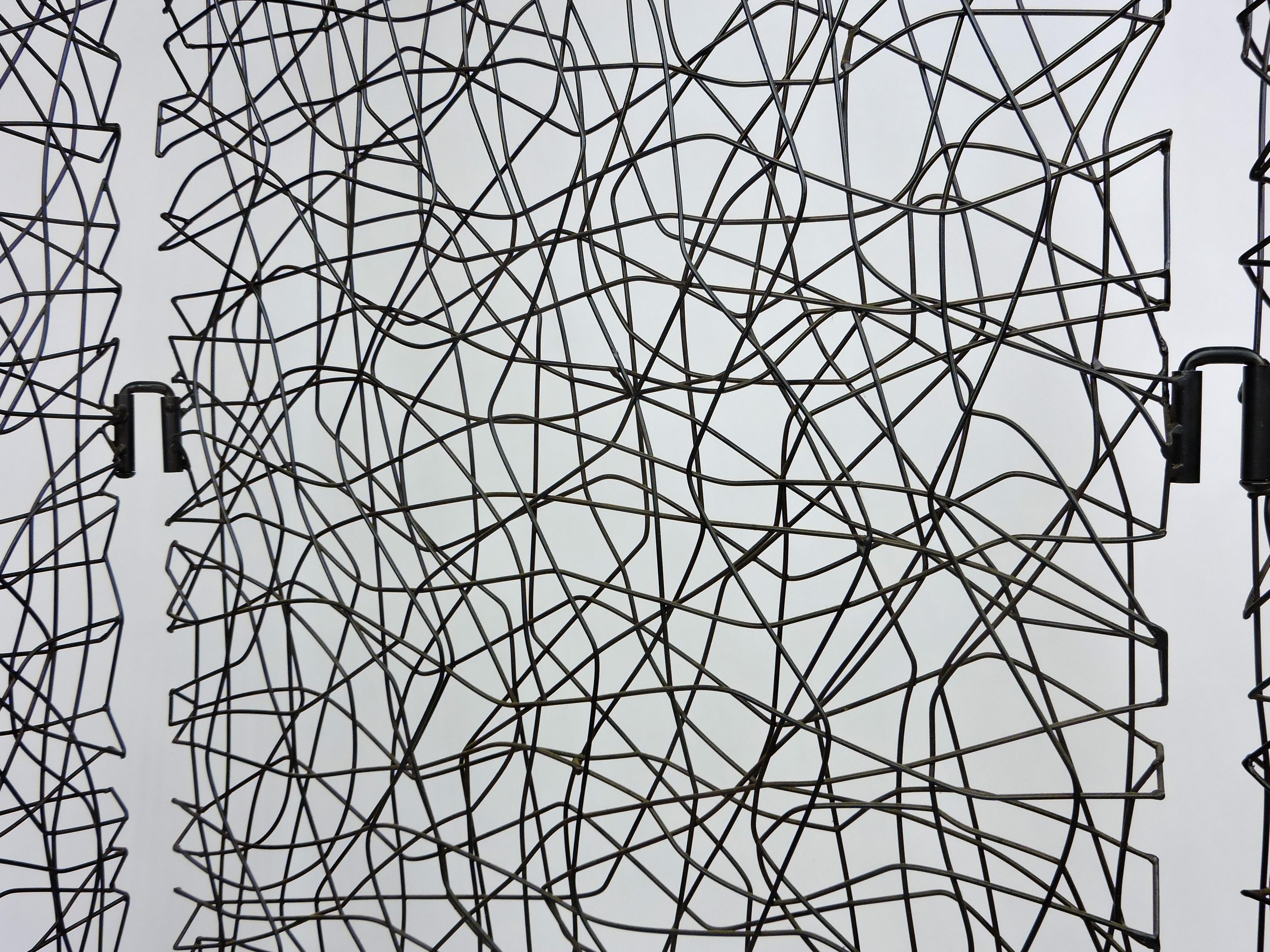 Modern Vintage Abstract Metal Wire Three Panel Screen or Room Divider For Sale 3