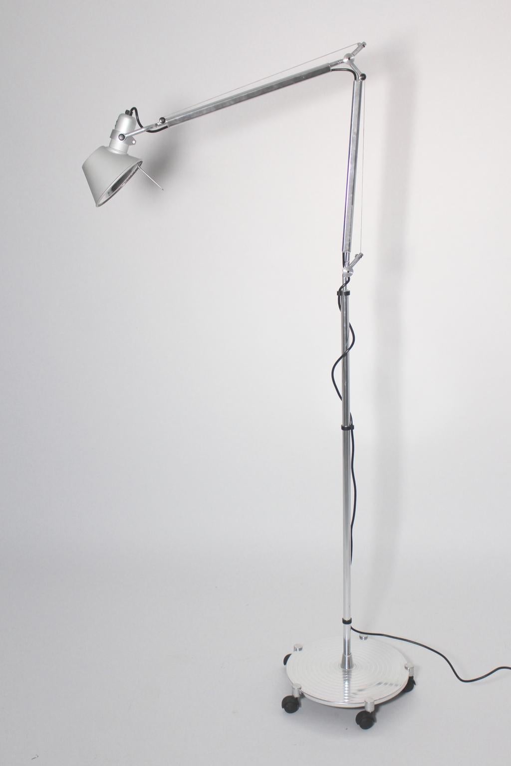 This vintage floor lamp named Tolomeo terra floor lamp designed by Michel de Lucchi & Giancarlo Fassina 1987, Italy and produced by Artemide, Pregnano Milanese Italy, shows a great iconic design.
With 5 wheels the floor lamp provides a wide area of
