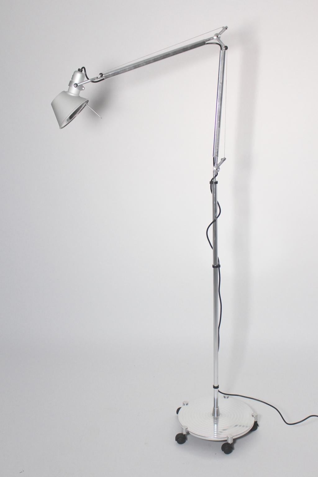 Ce lampadaire vintage nommé Tolomeo terra floor lampadaire conçu par Michel de Lucchi & Giancarlo Fassina 1987, Italie et produit par Artemide, Pregnano Milanese Italie, montre un grand design iconique.
Avec ses 5 roues, le lampadaire offre un large