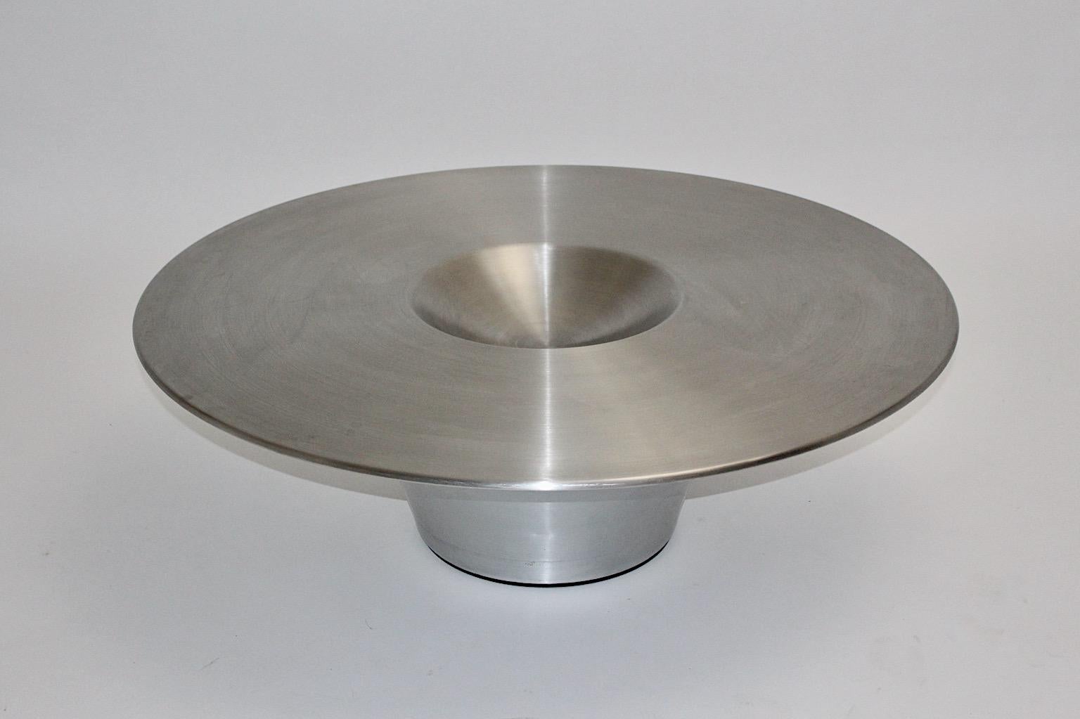 Modern vintage coffee table or sofa table from aluminum stainless steel designed by Yasuhiro Shito 2002 for Cattelan, Italy.
A great sleek shape sofa table combined with the material aluminum shows this coffee table for the refined taste.
This