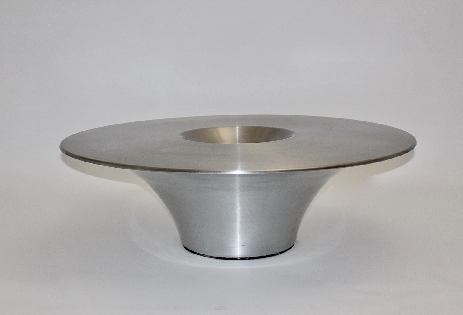 A modern vintage aluminum stainless steel coffee table, which was designed by Yasuhiro Shito 2002 for Cattelan, Italy.
While this coffee table Alien presents premium design features, it appears sophisticated and vibrant.
A bowl-shaped indentation