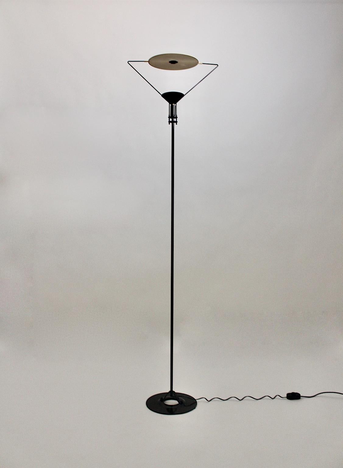 Un lampadaire moderne vintage Artemide, qui a été conçu par Carlo Forcolini, Italie des années 1980.
Le lampadaire nommé Polifemo est fait de métal laqué noir et d'un abat-jour réglable. Labellisé sous Artemide Modello Polifemo Italy Carlo